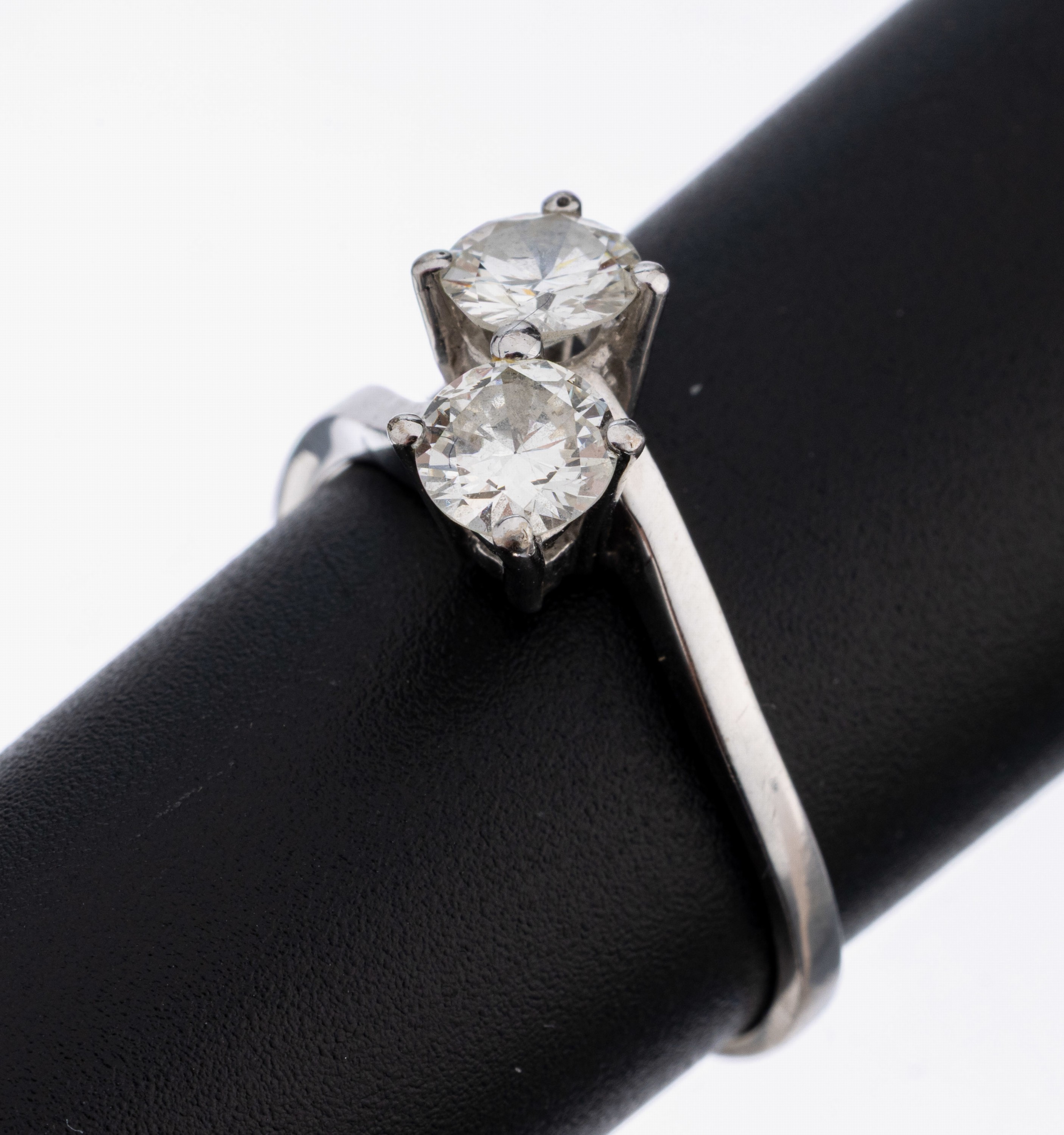 18 kt Gold Brillant-Ring, WG 750/000, 2 Brillanten zus. ca. 0.92 ct Weiß/p, RW 58, ca.3.4 g, Juwelier-Zertifikat Kopie anbei