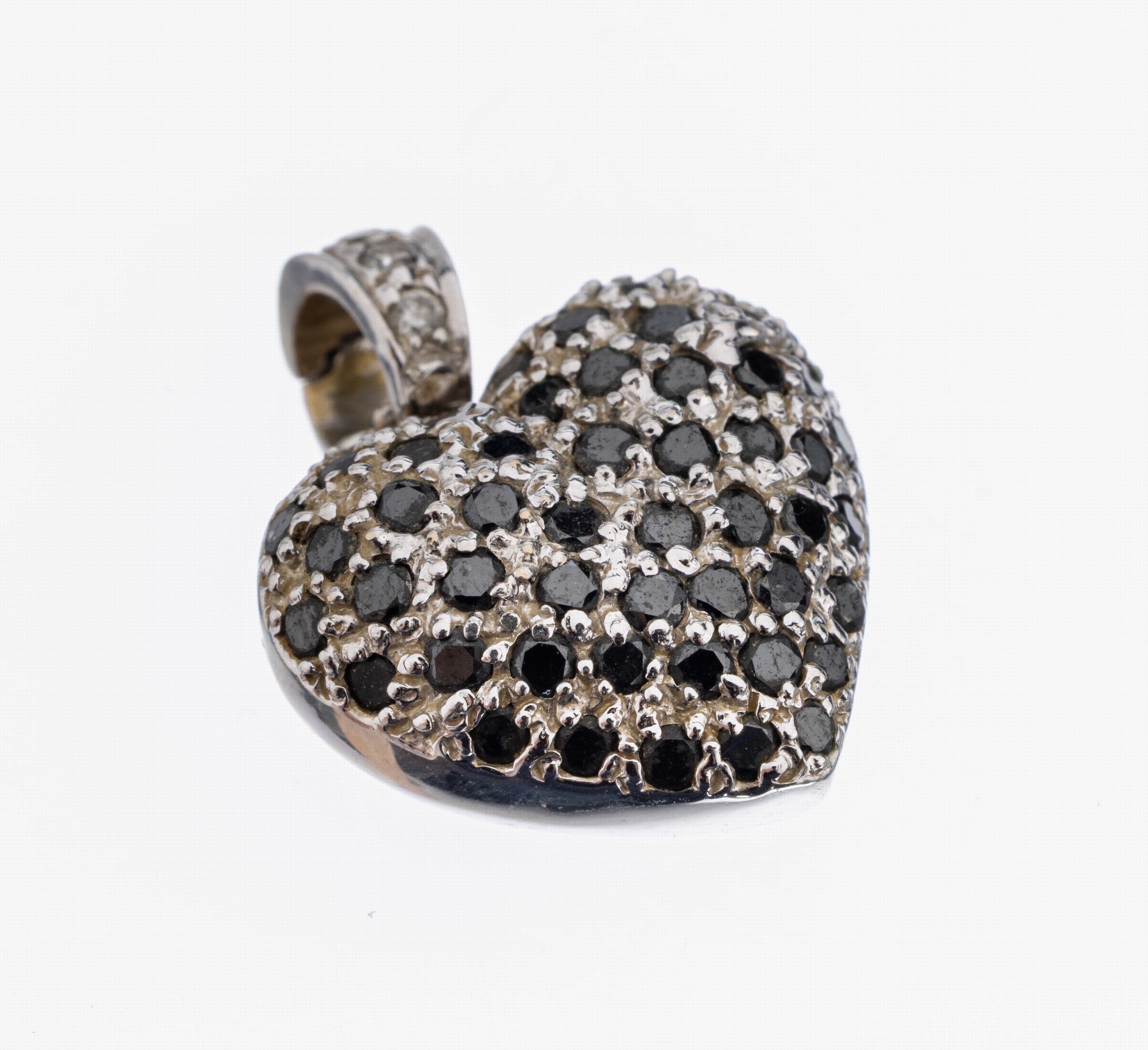 18 kt Gold Diamant-Clipanhänger "Herz", WG 750/000, Herz mit schwarzen Diamanten (beh.) Öse mit 3 kl. Brillanten zus. ca. 1.00 ct ...