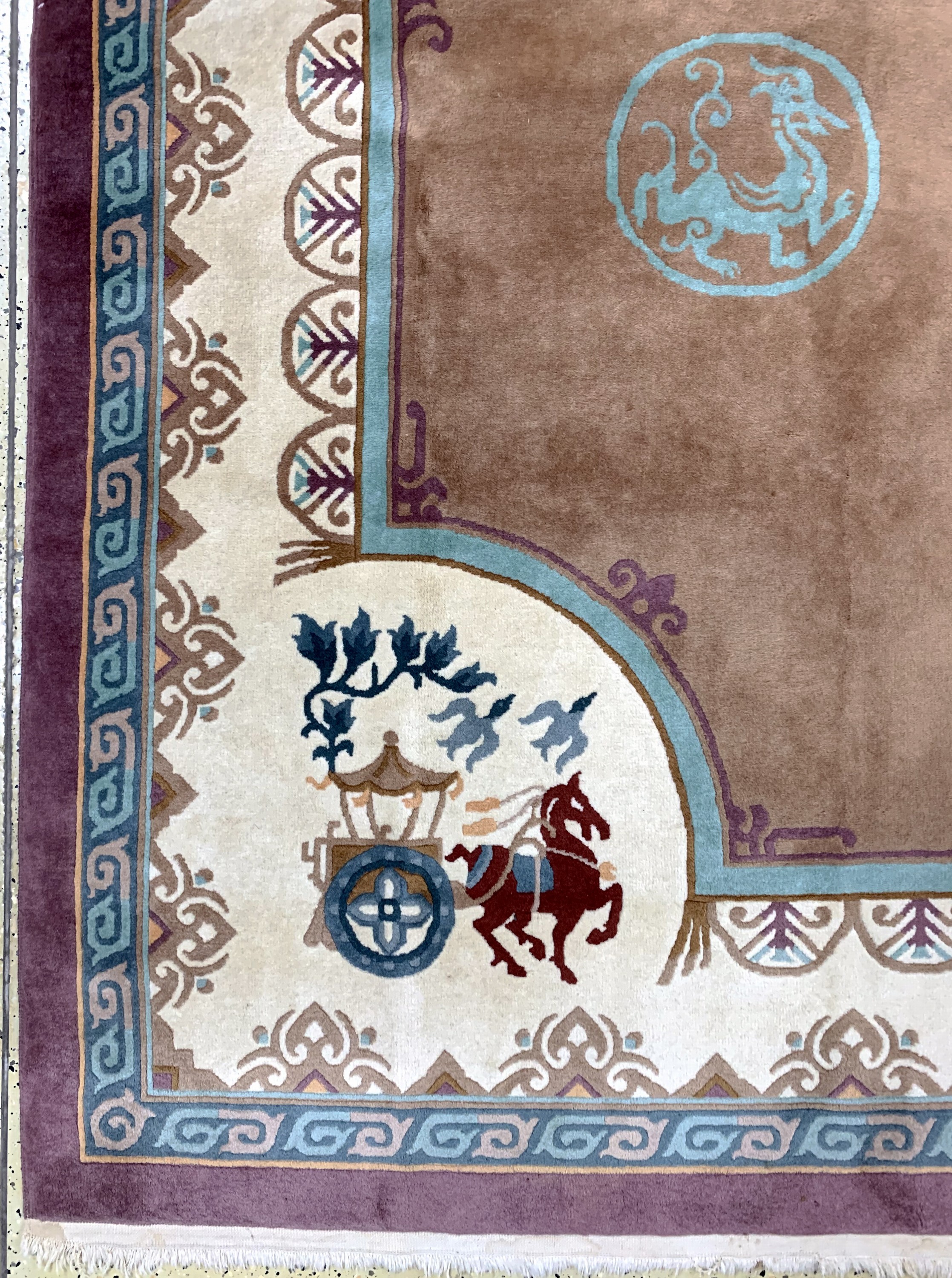 Detail b: Aubusson Teppich, China, Mitte 20.Jhd, Wolle auf Baumwolle, ca. 370 x 276 cm, EHZ: 2(fleckig)