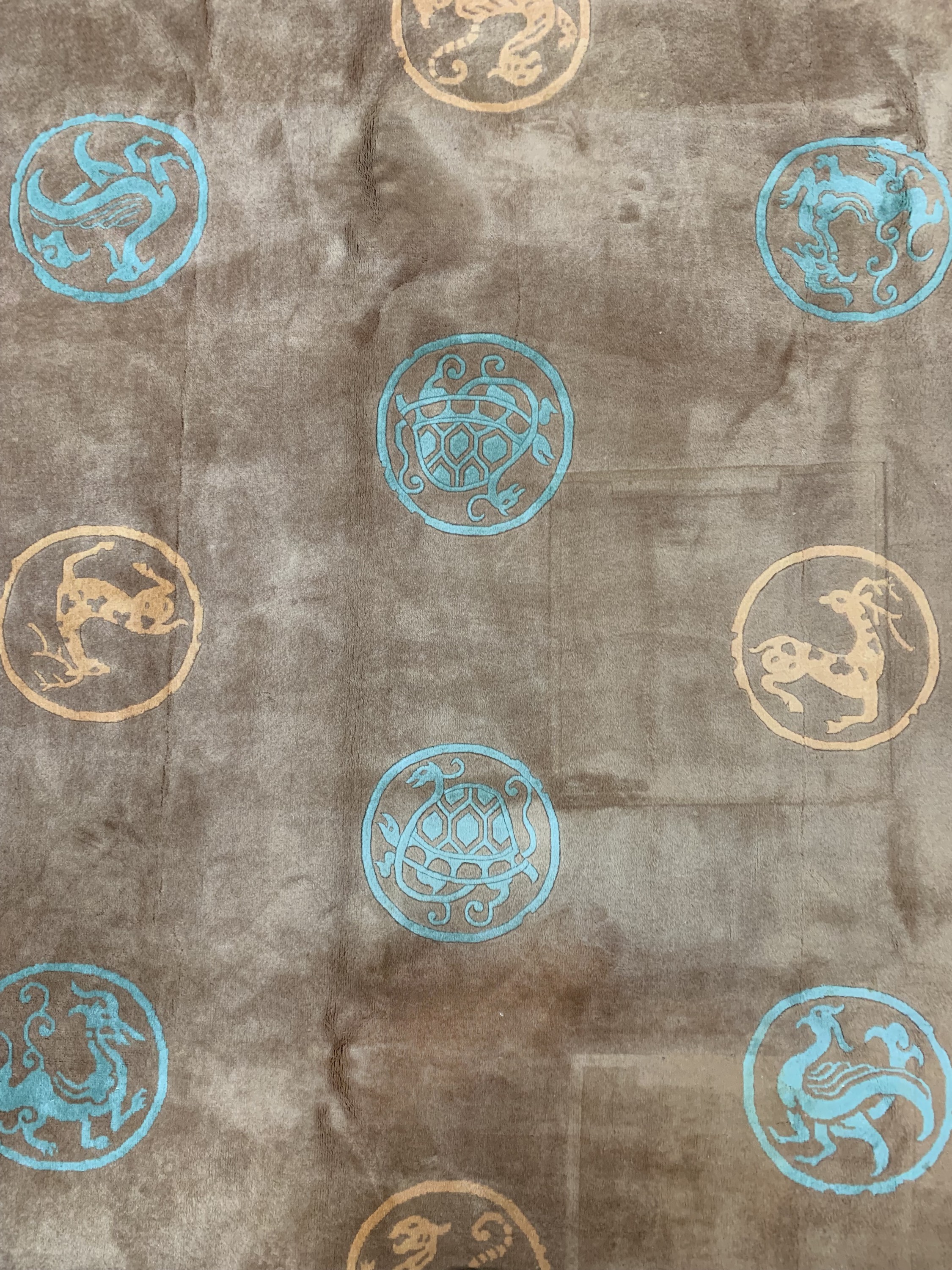 Detail c: Aubusson Teppich, China, Mitte 20.Jhd, Wolle auf Baumwolle, ca. 370 x 276 cm, EHZ: 2(fleckig)