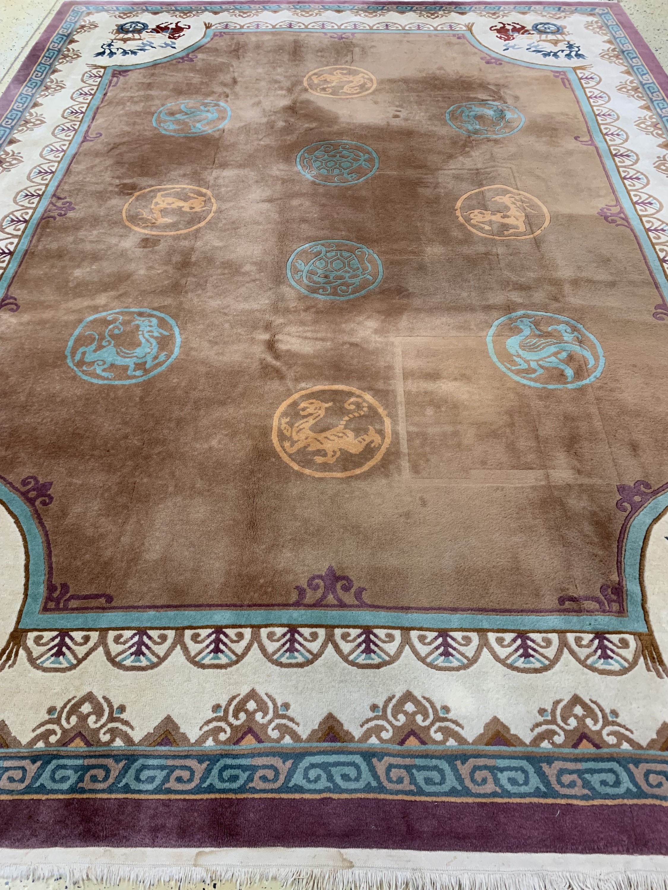 Detail f: Aubusson Teppich, China, Mitte 20.Jhd, Wolle auf Baumwolle, ca. 370 x 276 cm, EHZ: 2(fleckig)