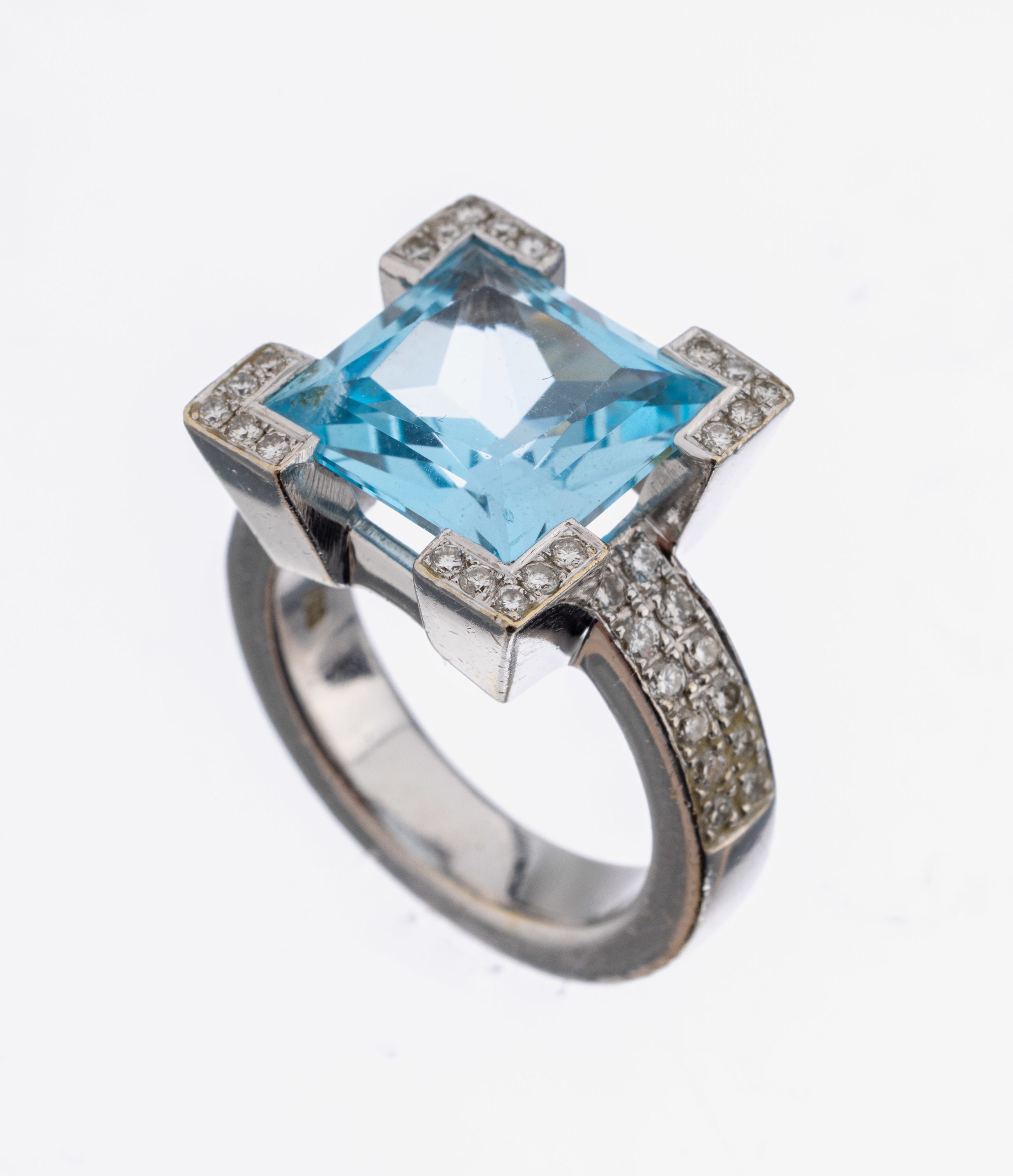 18 kt Gold Blautopas-Brillant-Ring, WG 750/000, facett. Blautopas im Sternschliff ca.8.0 ct, Ecken und Ringschultern bes. mit 44 Brillanten zus. ca. ...