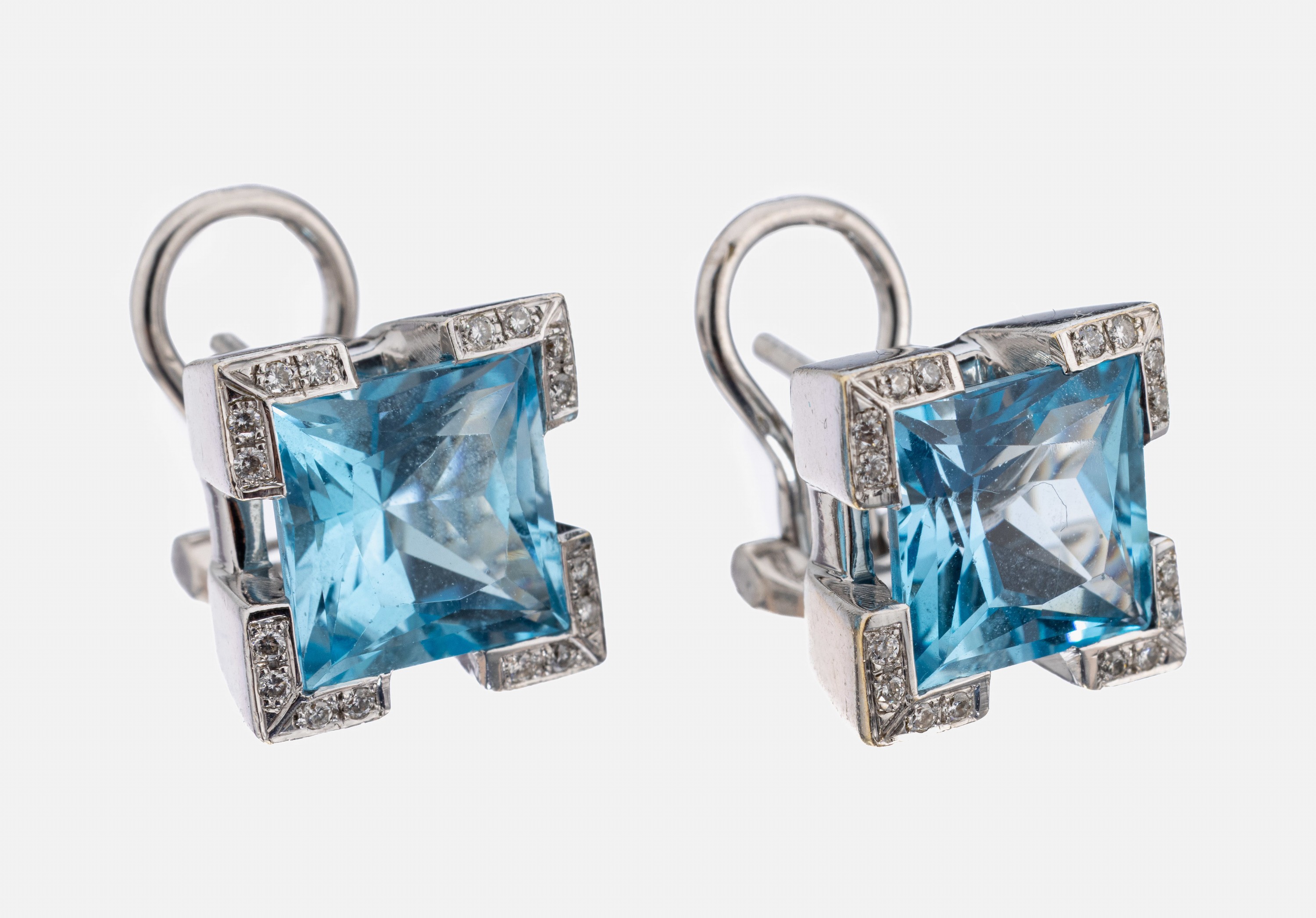 Paar 18 kt Gold Blautopas-Brillant-Ohrstecker, WG 750/000, 2 facett. Blautopase im Sternschliff ca. 8.0 ct, Ecken bes. mit 40 Brillanten zus. ca. ...