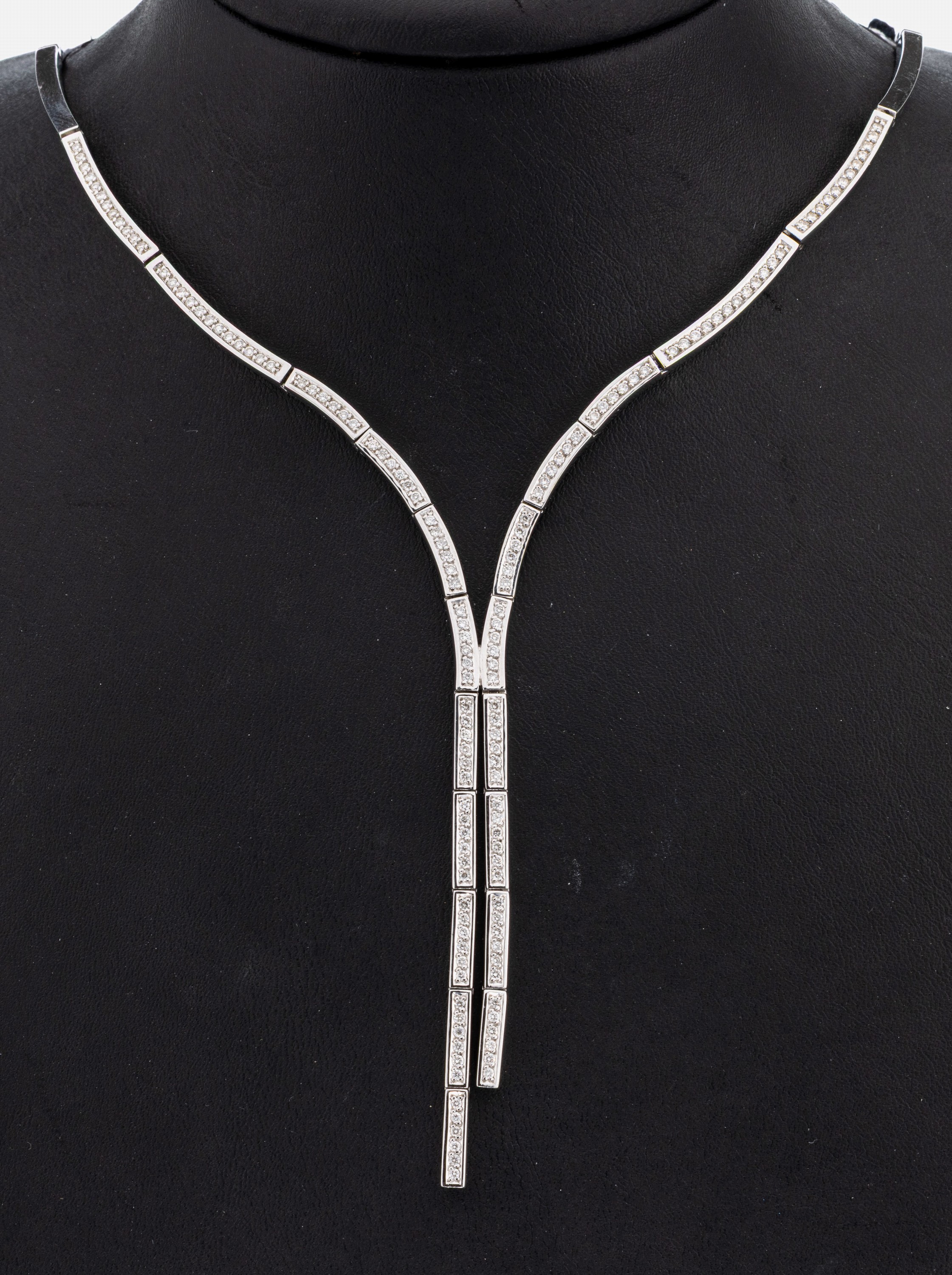 18 kt Gold Brillant-Collier, WG 750/000, Y-Form, Elemente in Backsteinoptik, Mittelteilbes. mit 150 Brillanten zus. ca. 1.50 ct feines Weiß/si, L. ...