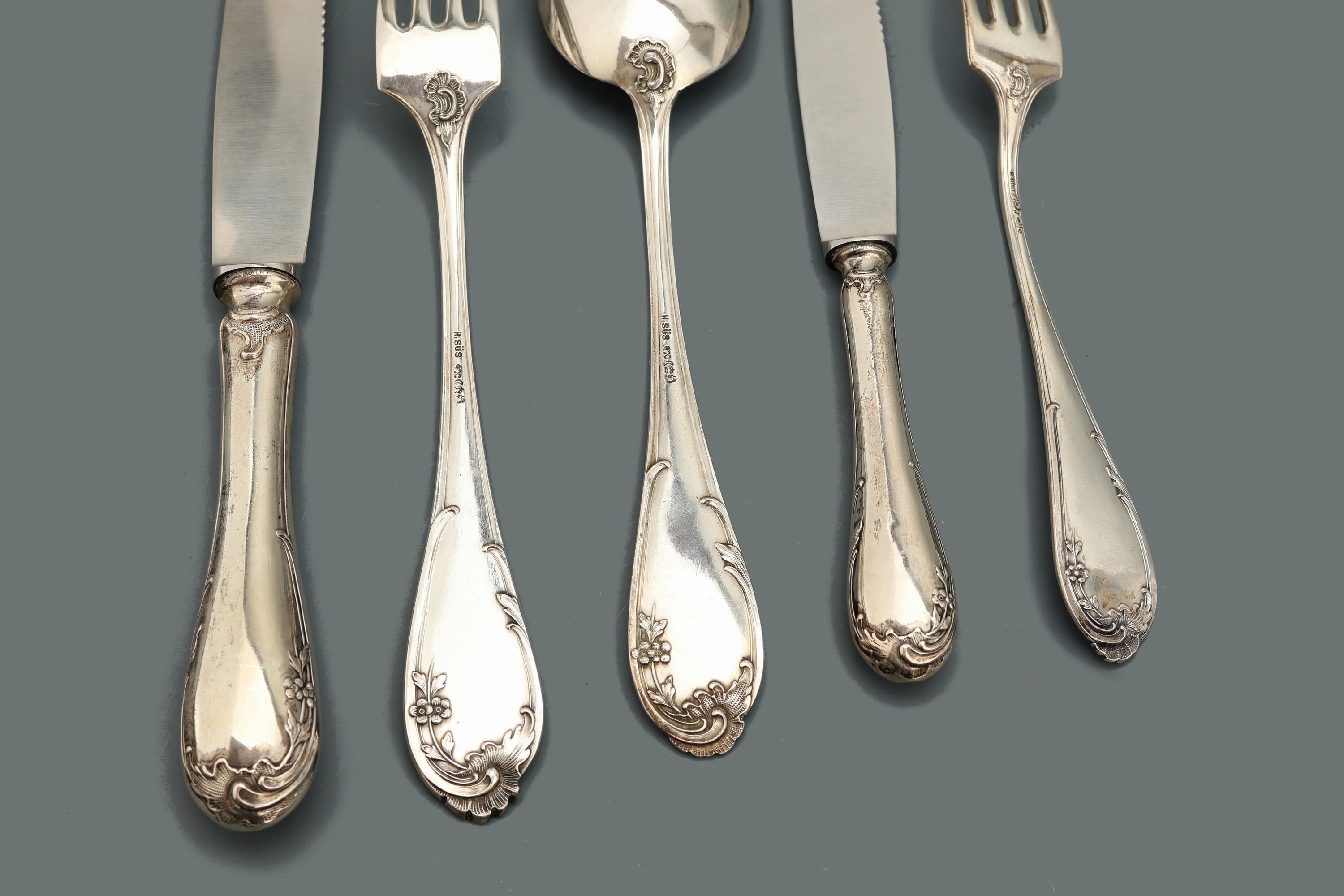 Detail a: 37-teiliges Besteck für 6 Personen, 800er Silber, 1930er Jahre, deutsch, best. aus: 6 Menuemesser (Griffe gefüllt, Klingen Stahl), 6 Menuegabeln, ...
