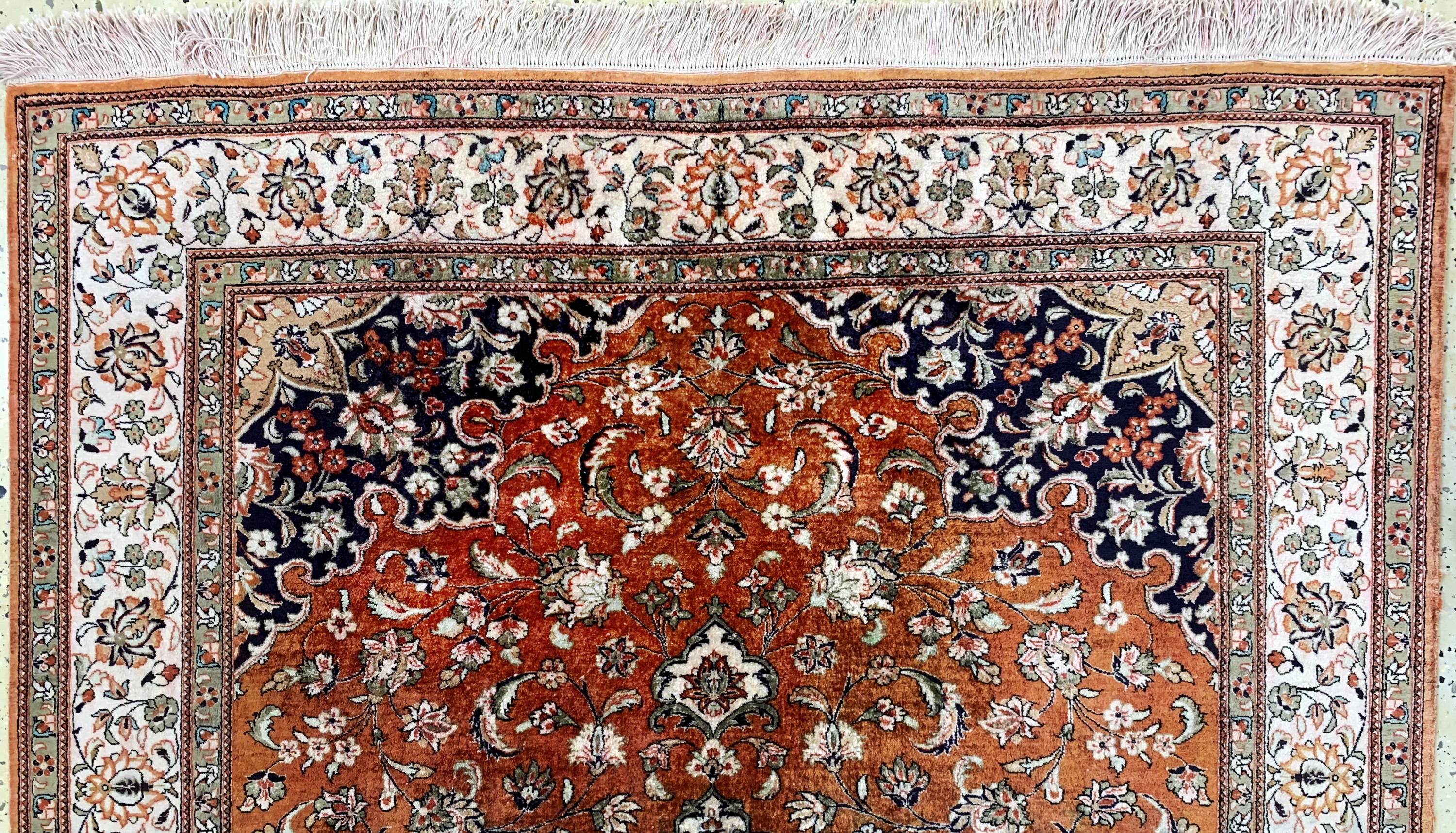 Detail a: Ghom Seide fein, Persien, Ende 20.Jhd., reine Naturseide, ca. 198 x 134 cm, EHZ: 2, verfärbt