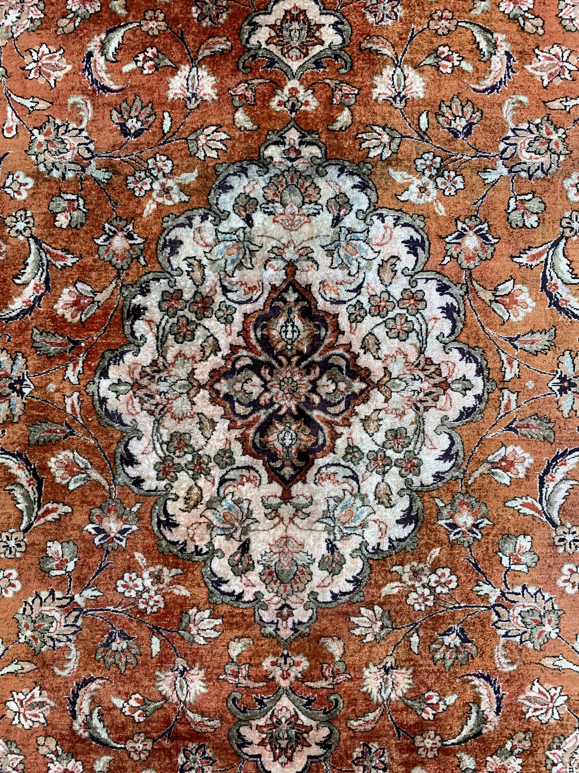 Detail b: Ghom Seide fein, Persien, Ende 20.Jhd., reine Naturseide, ca. 198 x 134 cm, EHZ: 2, verfärbt