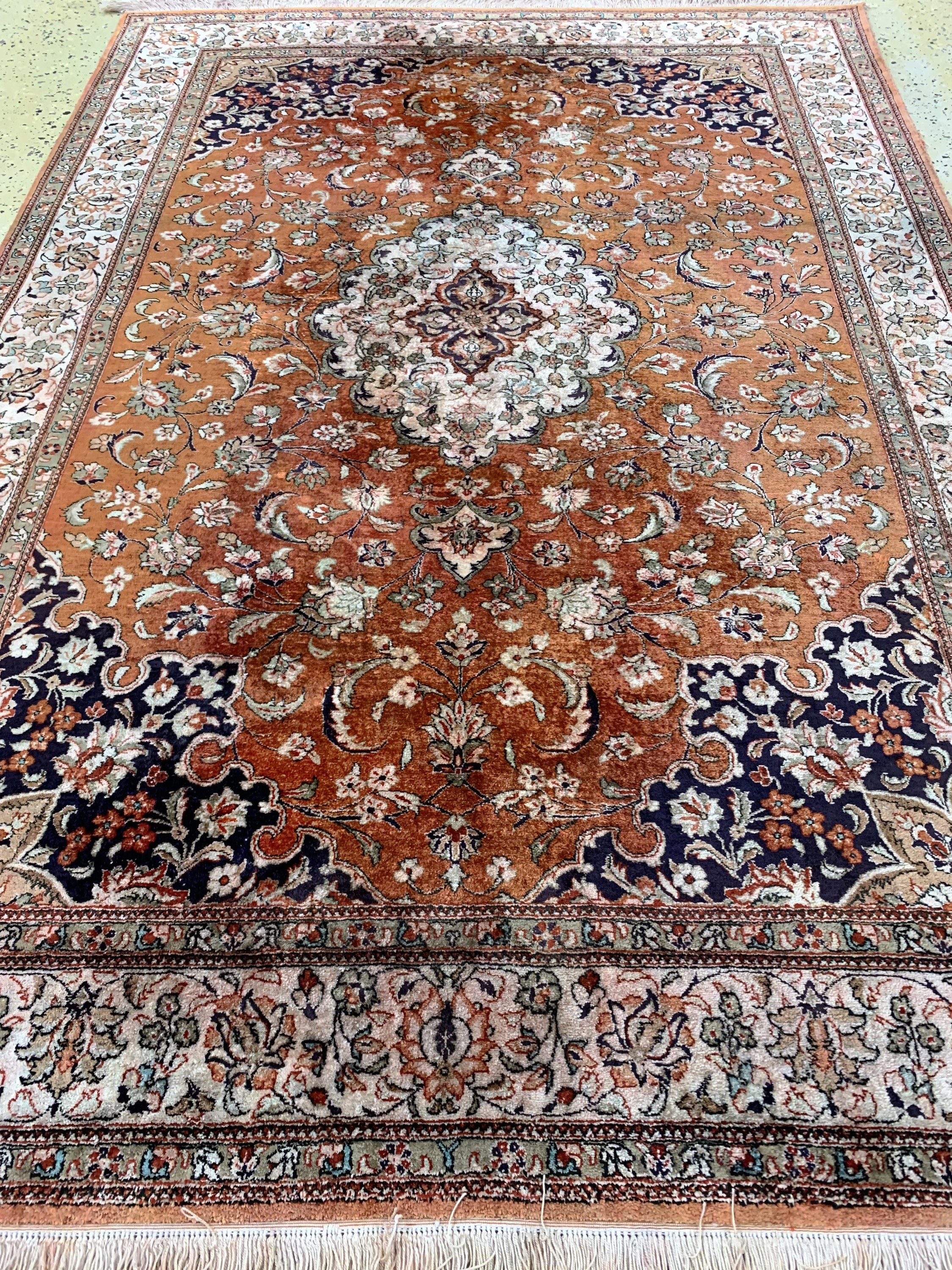 Detail d: Ghom Seide fein, Persien, Ende 20.Jhd., reine Naturseide, ca. 198 x 134 cm, EHZ: 2, verfärbt
