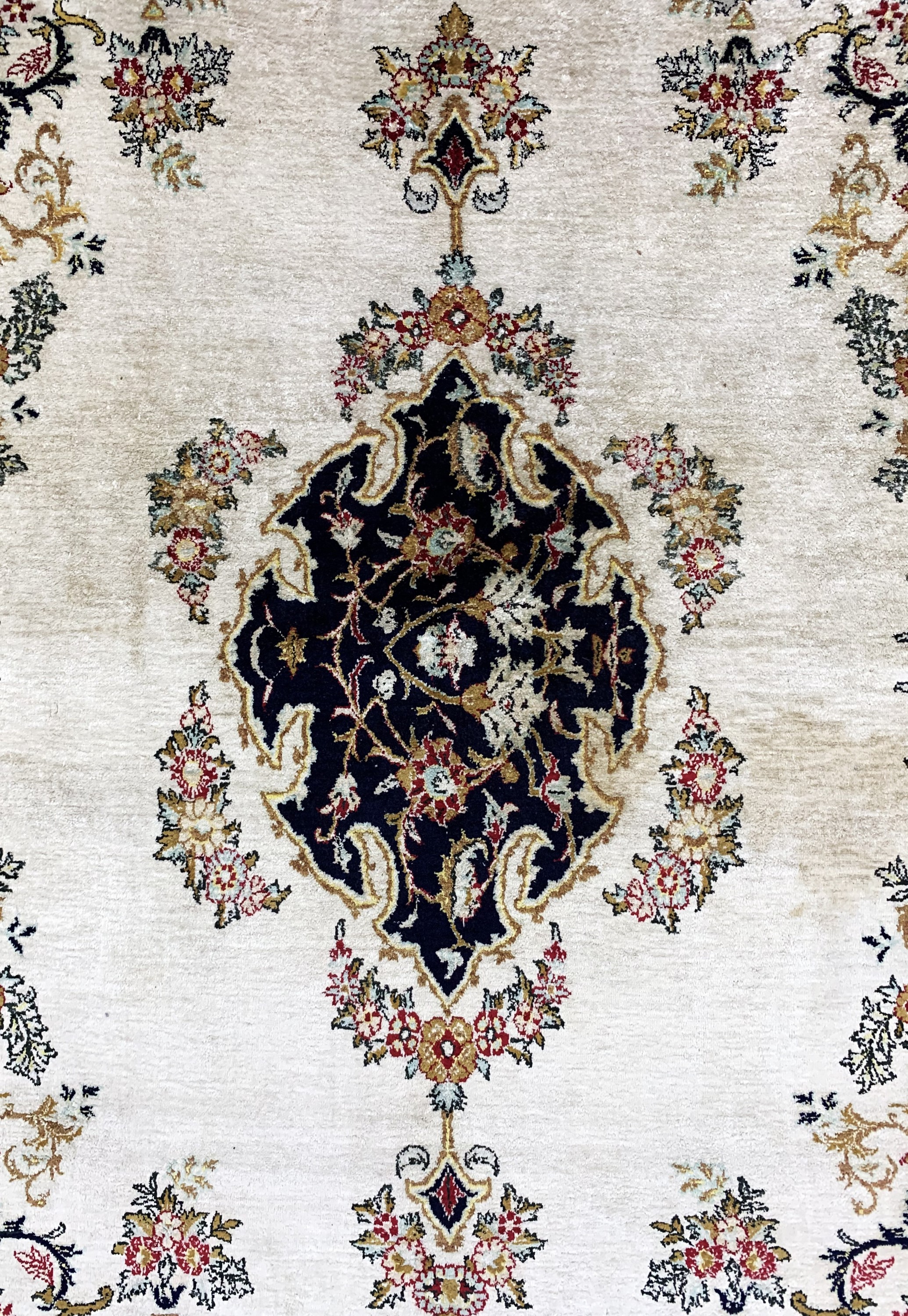Detail b: Ghom Seide fein, Persien, Ende 20.Jhd., reine Naturseide, ca. 215 x 145 cm, EHZ: 2, Fransen neu angesetzt