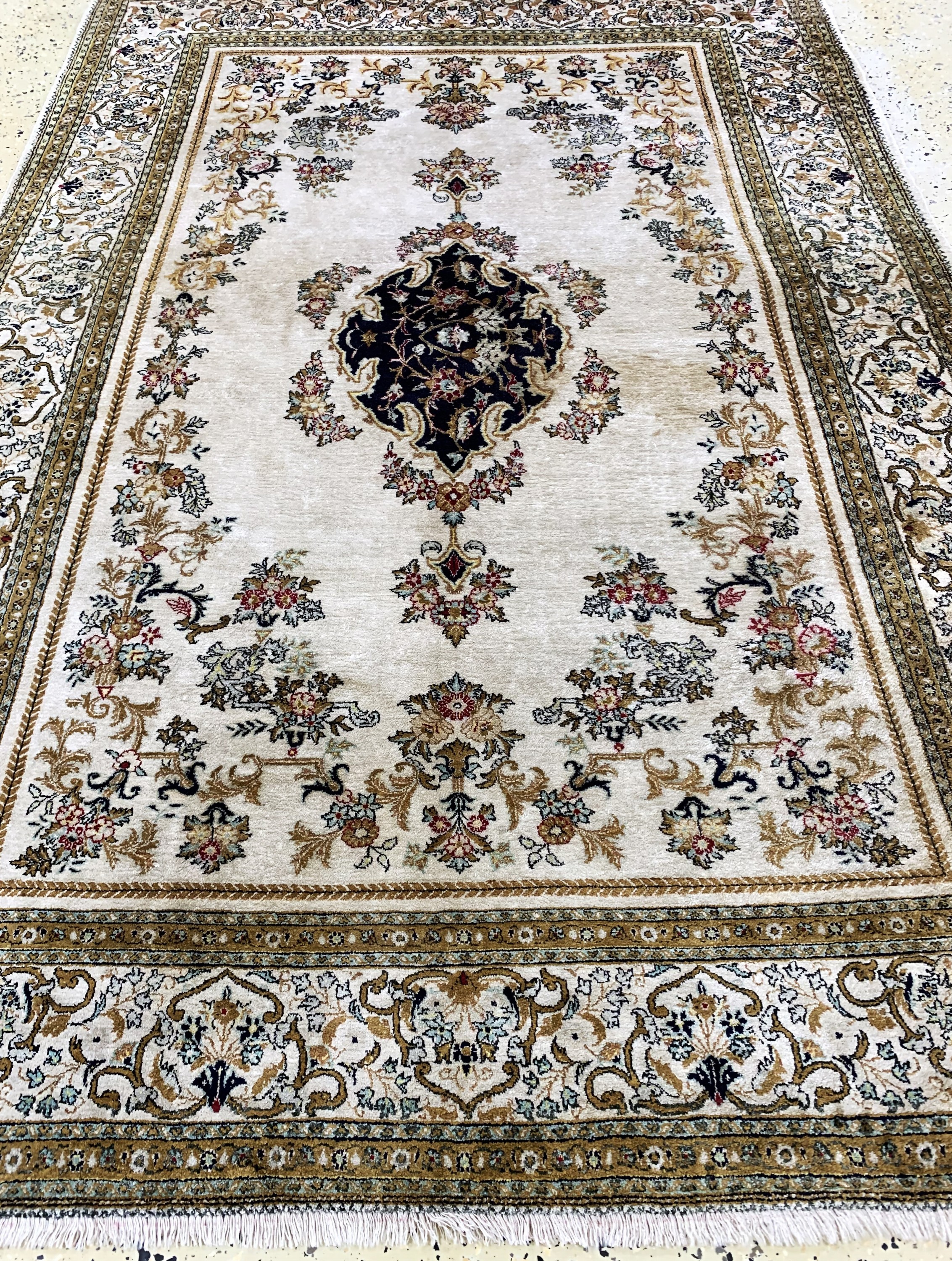 Detail d: Ghom Seide fein, Persien, Ende 20.Jhd., reine Naturseide, ca. 215 x 145 cm, EHZ: 2, Fransen neu angesetzt