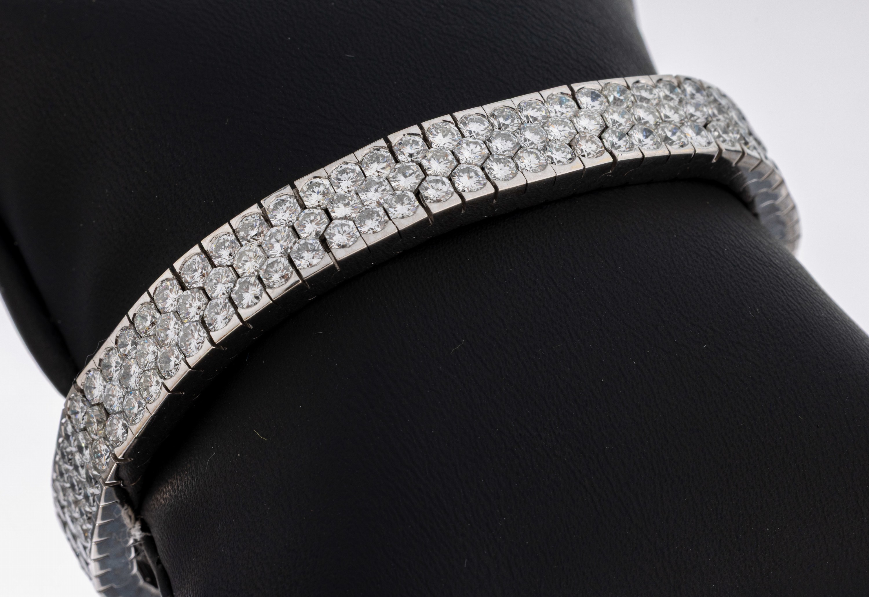 Image 26910325 - Prunkvolles 18 kt Gold Diamant-Armband, WG 750/000, B. ca. 0.9 cm, 3-reihig bes. mit ...