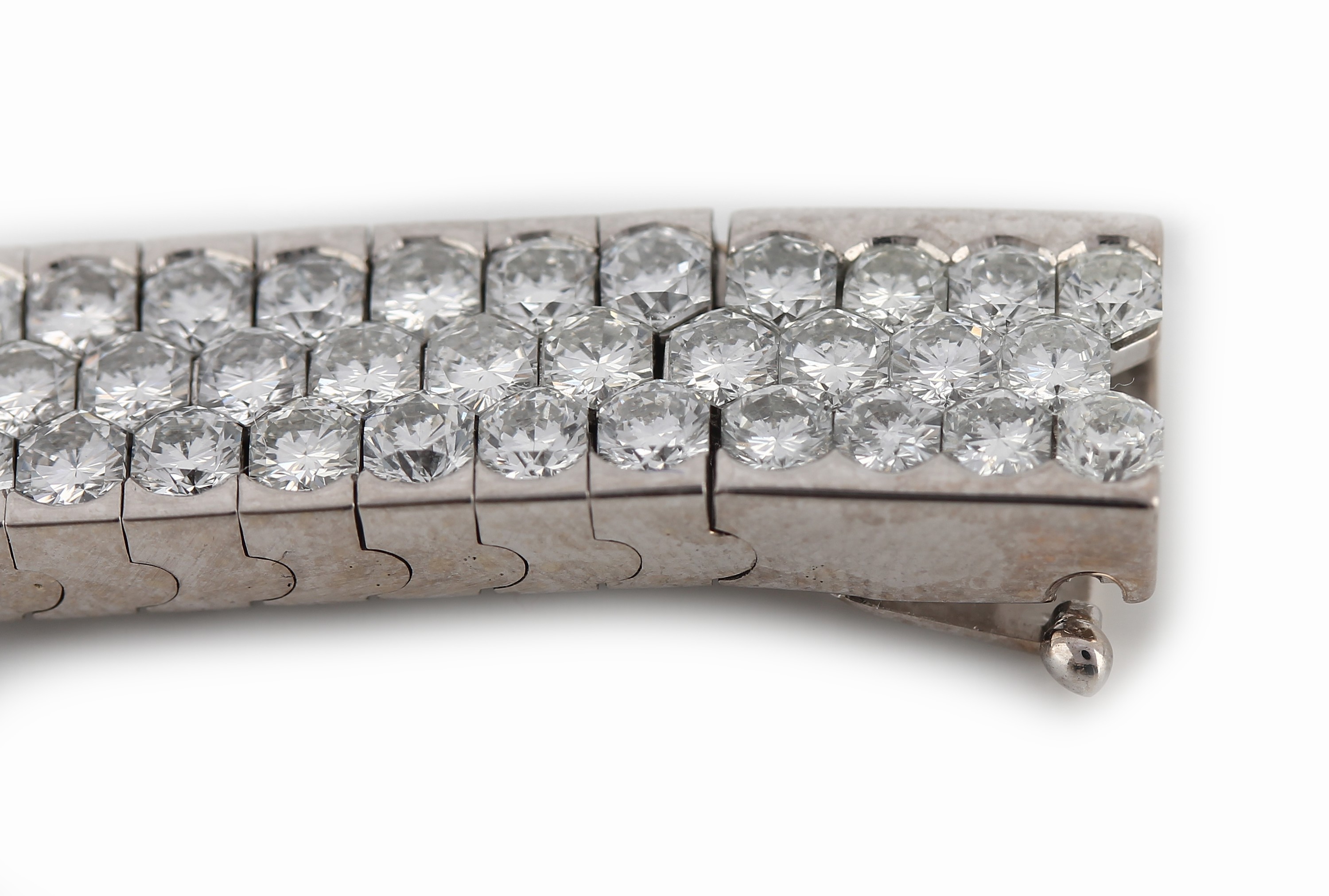 Detail c: Prunkvolles 18 kt Gold Diamant-Armband, WG 750/000, B. ca. 0.9 cm, 3-reihig bes. mit 191 Diamanten im modifizierten Brillantschliffzus. ca. 20.00 ct ...