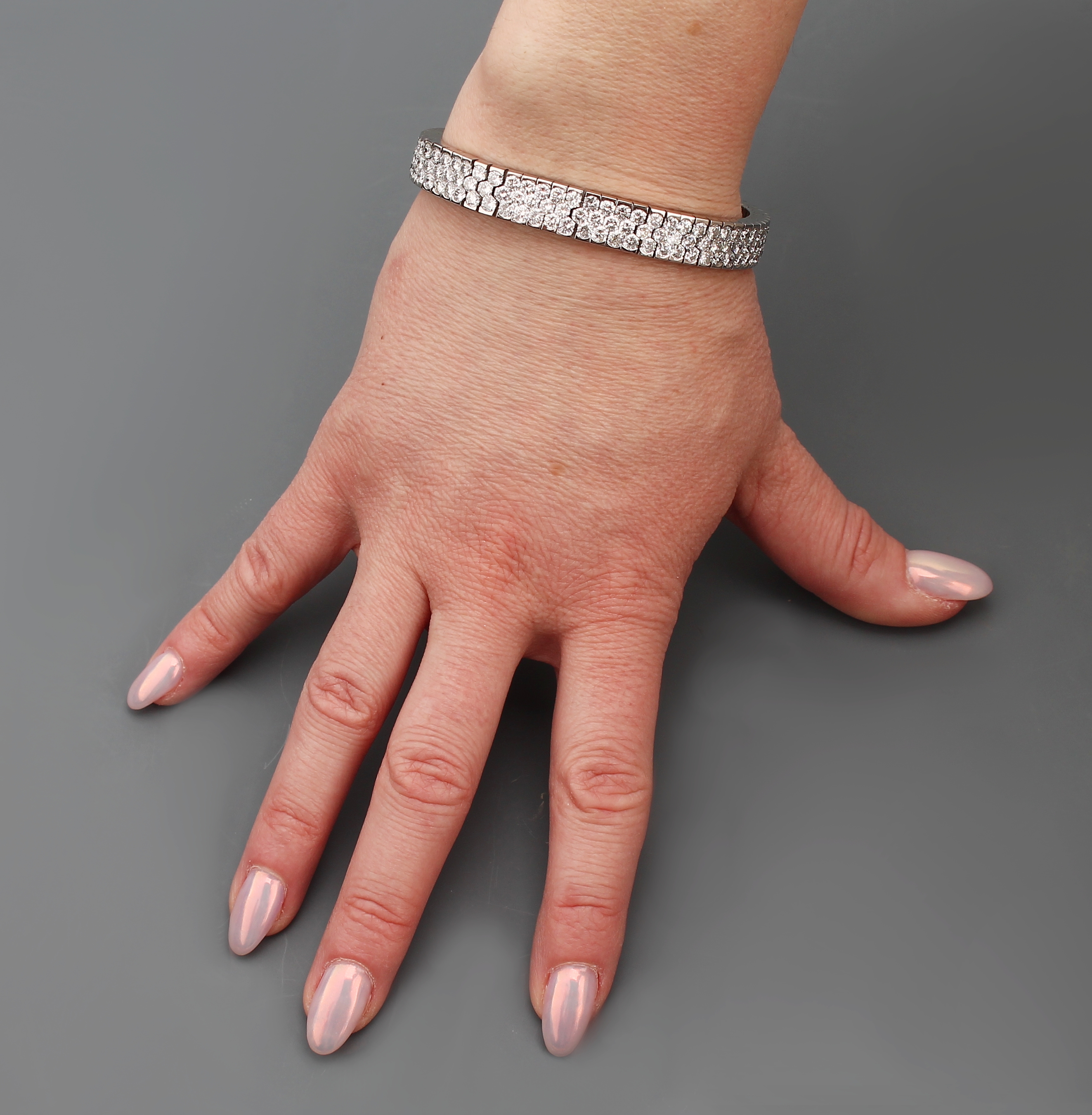 Detail d: Prunkvolles 18 kt Gold Diamant-Armband, WG 750/000, B. ca. 0.9 cm, 3-reihig bes. mit 191 Diamanten im modifizierten Brillantschliffzus. ca. 20.00 ct ...