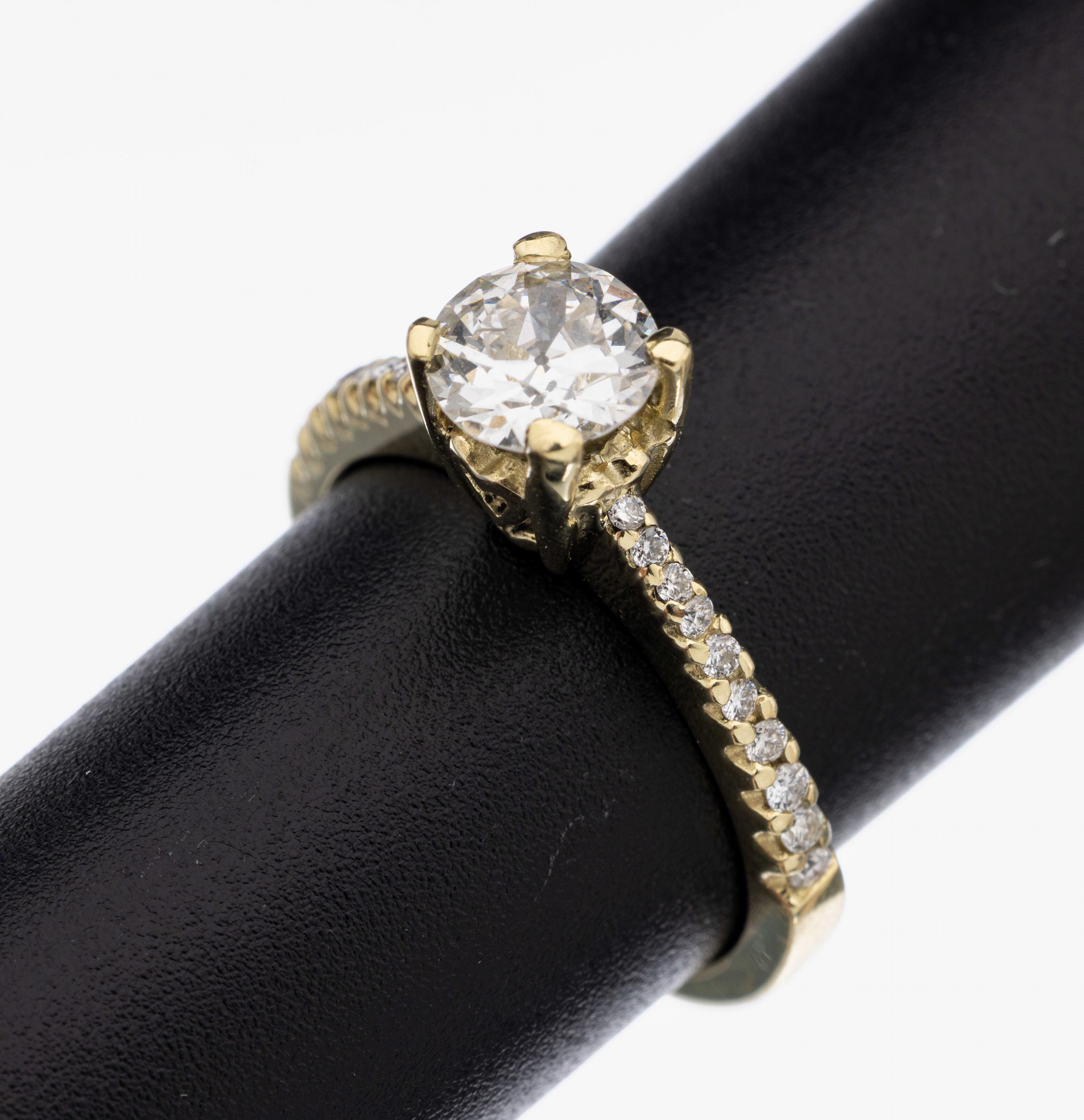 14 kt Gold Diamant-Ring, GG 585/000, 1 Altschliffdiamant ca. 0.60 ct Weiß/si, Ringschultern mit 18 Brillanten zus. ca. 0.14 ct, ca. 3.5 g, RW 49