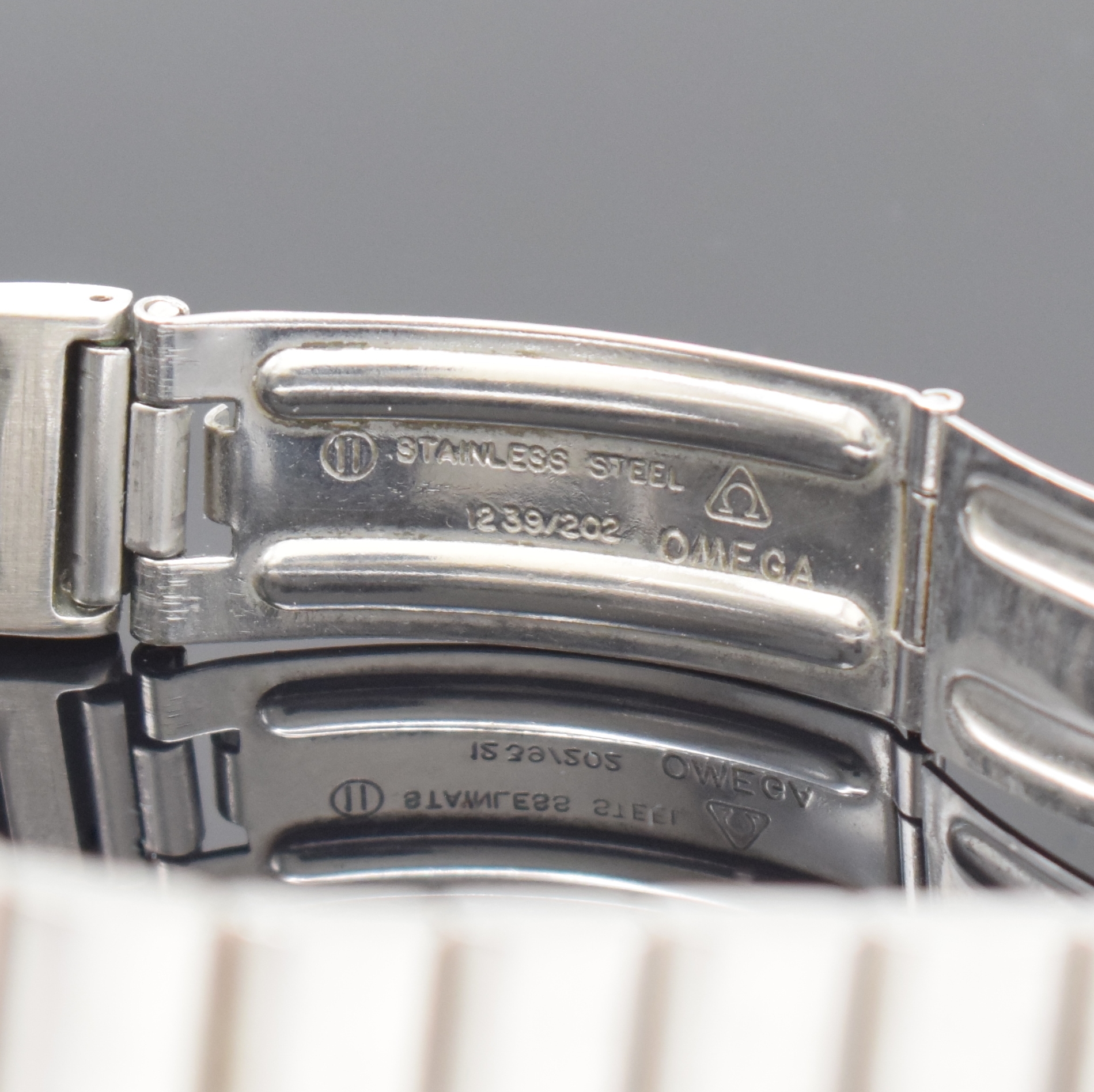 Detail d: OMEGA Megaquartz 32 KHz Herrenarmbanduhr in Stahl Referenz 196.0023, Schweiz um 1975, quarz, 4-fach verschr. Geh. inkl. orig. Gliederband m. ...