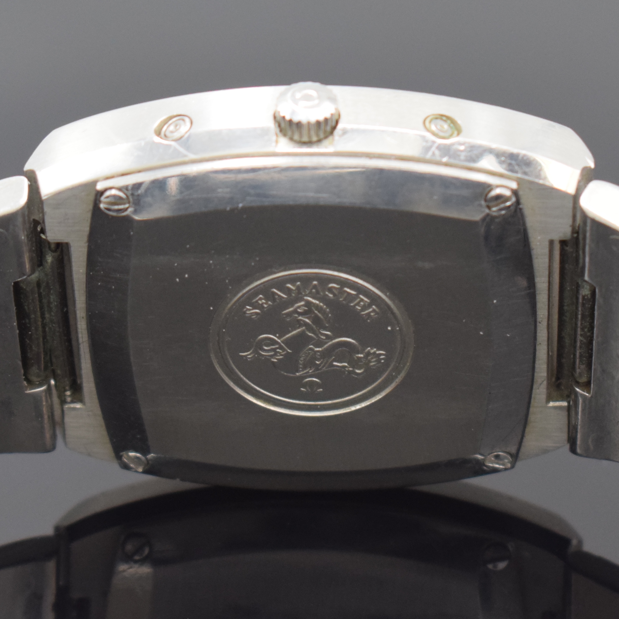 Detail e: OMEGA Megaquartz 32 KHz Herrenarmbanduhr in Stahl Referenz 196.0023, Schweiz um 1975, quarz, 4-fach verschr. Geh. inkl. orig. Gliederband m. ...