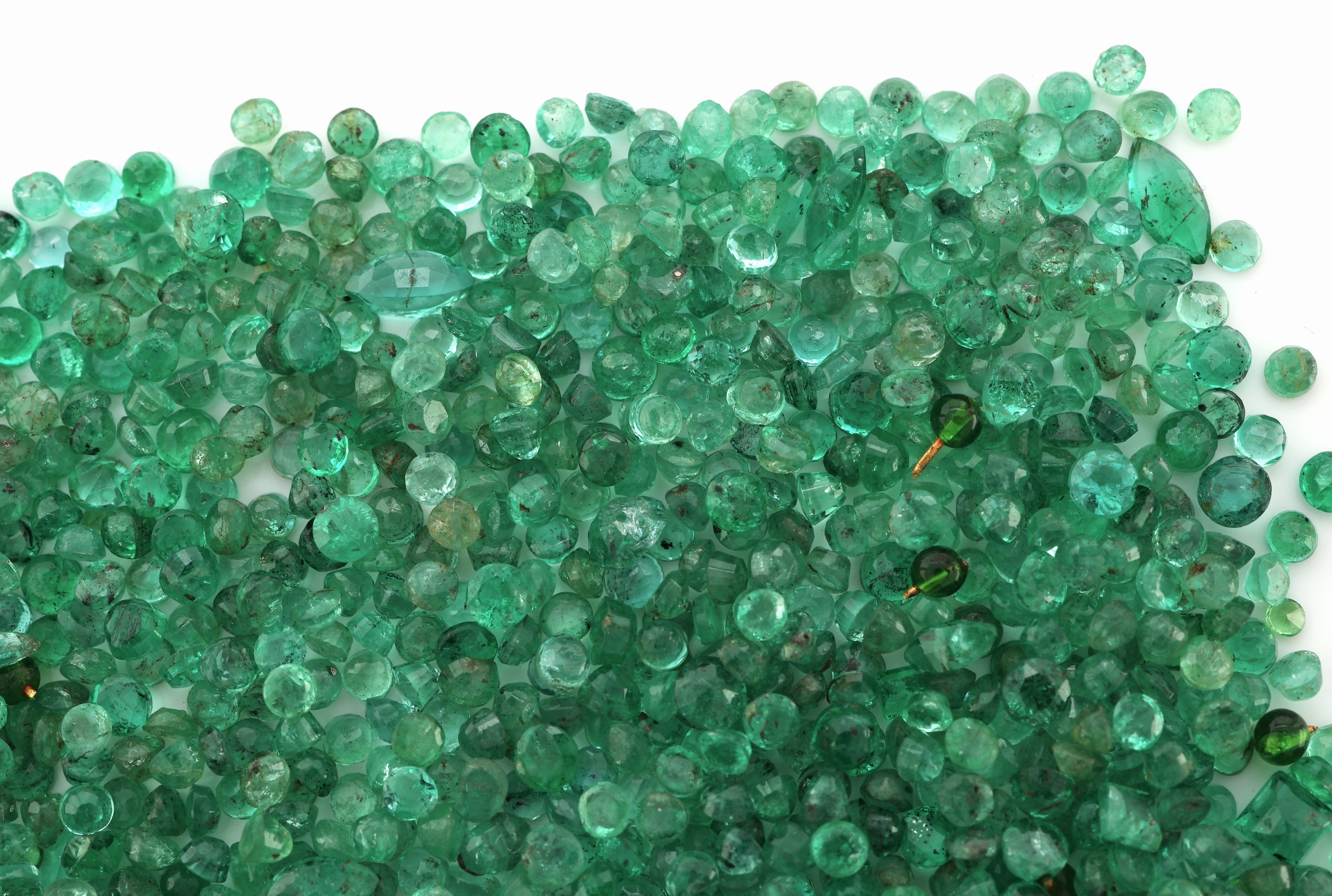 Detail a: Lot lose Smaragde zus. ca. 57 ct, überwiegend rundfacett., Ausfassware
