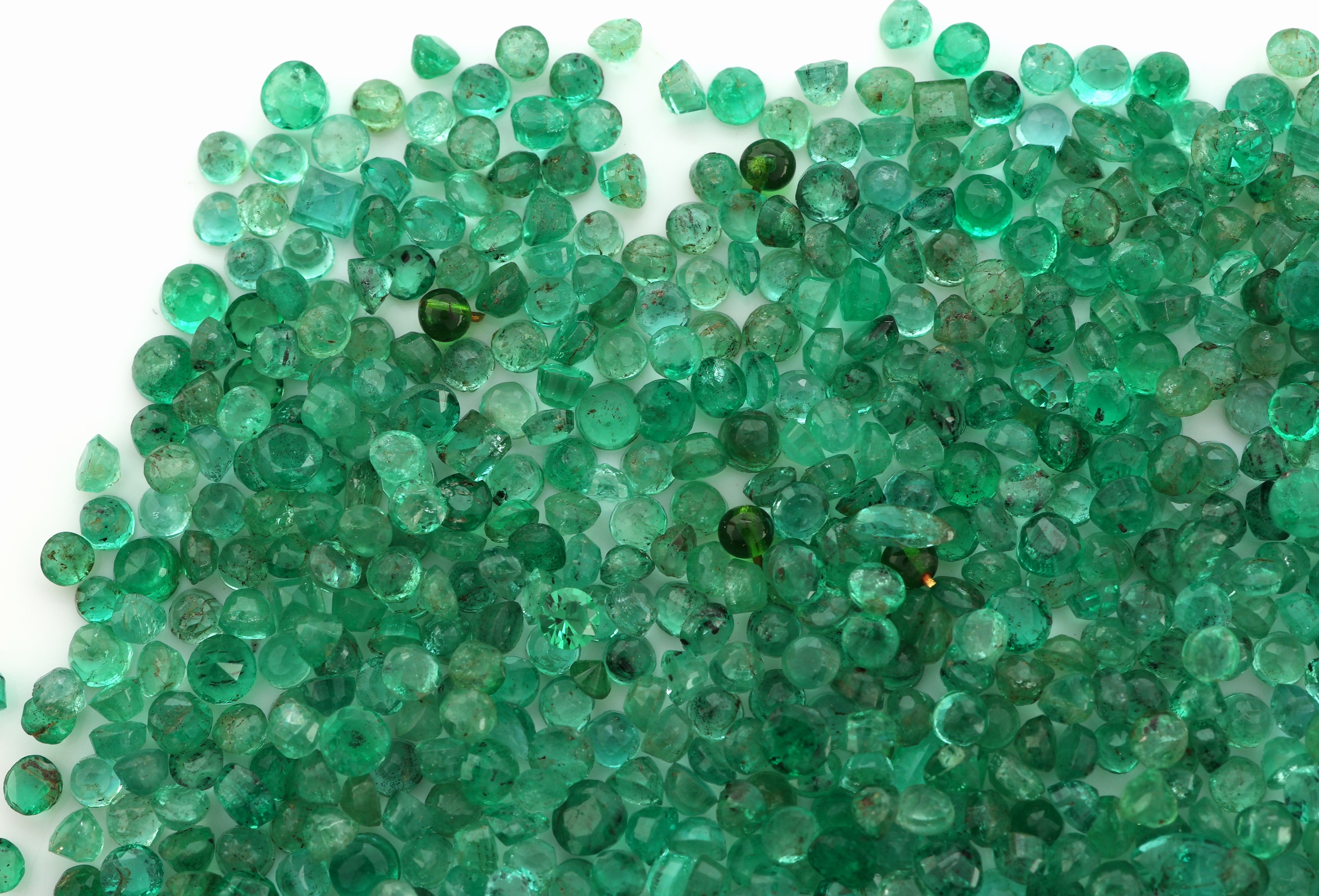Detail b: Lot lose Smaragde zus. ca. 57 ct, überwiegend rundfacett., Ausfassware