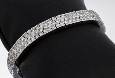 Image Prunkvolles 18 kt Gold Diamant-Armband, WG 750/000, B. ca. 0.9 cm, 3-reihig bes. mit ...