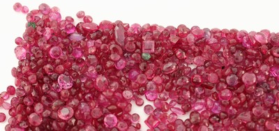 26910379a - Lot lose Rubine, zus. ca. 100 ct, überwiegend rundfacett., Ausfassware ...