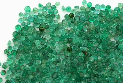26910380b - Lot lose Smaragde zus. ca. 57 ct, überwiegend rundfacett., Ausfassware ...