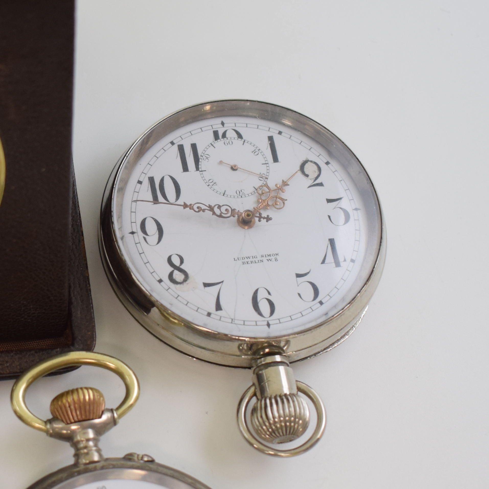 Detail a: 4 Taschenuhren, 1 Knopflochuhr und eine Reiseuhr im aufstellbaren Lederetui, Schweiz um 1910-1920, 1) 4 Taschenuhren in Silber, Gehäuse teils dell., ...