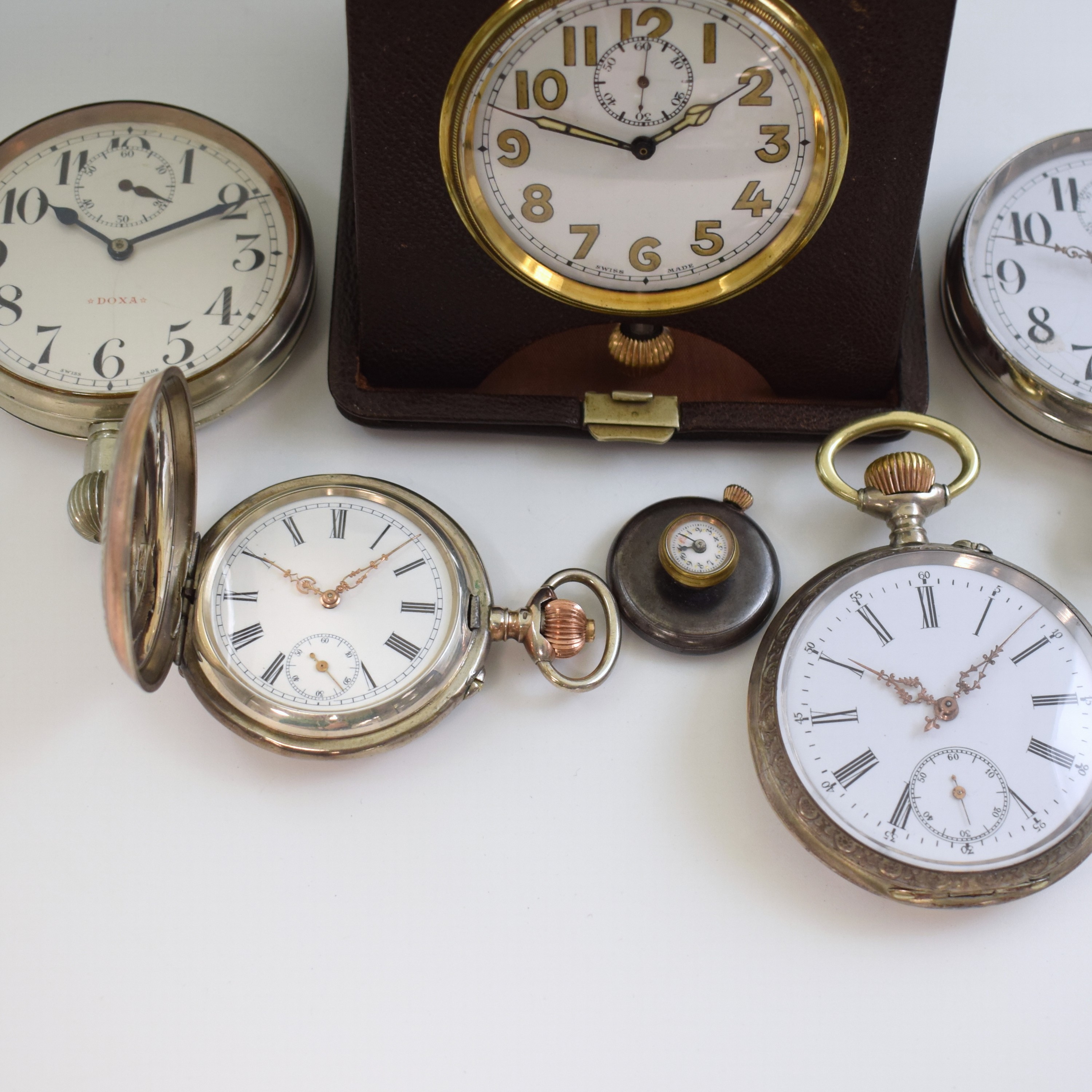 Detail b: 4 Taschenuhren, 1 Knopflochuhr und eine Reiseuhr im aufstellbaren Lederetui, Schweiz um 1910-1920, 1) 4 Taschenuhren in Silber, Gehäuse teils dell., ...