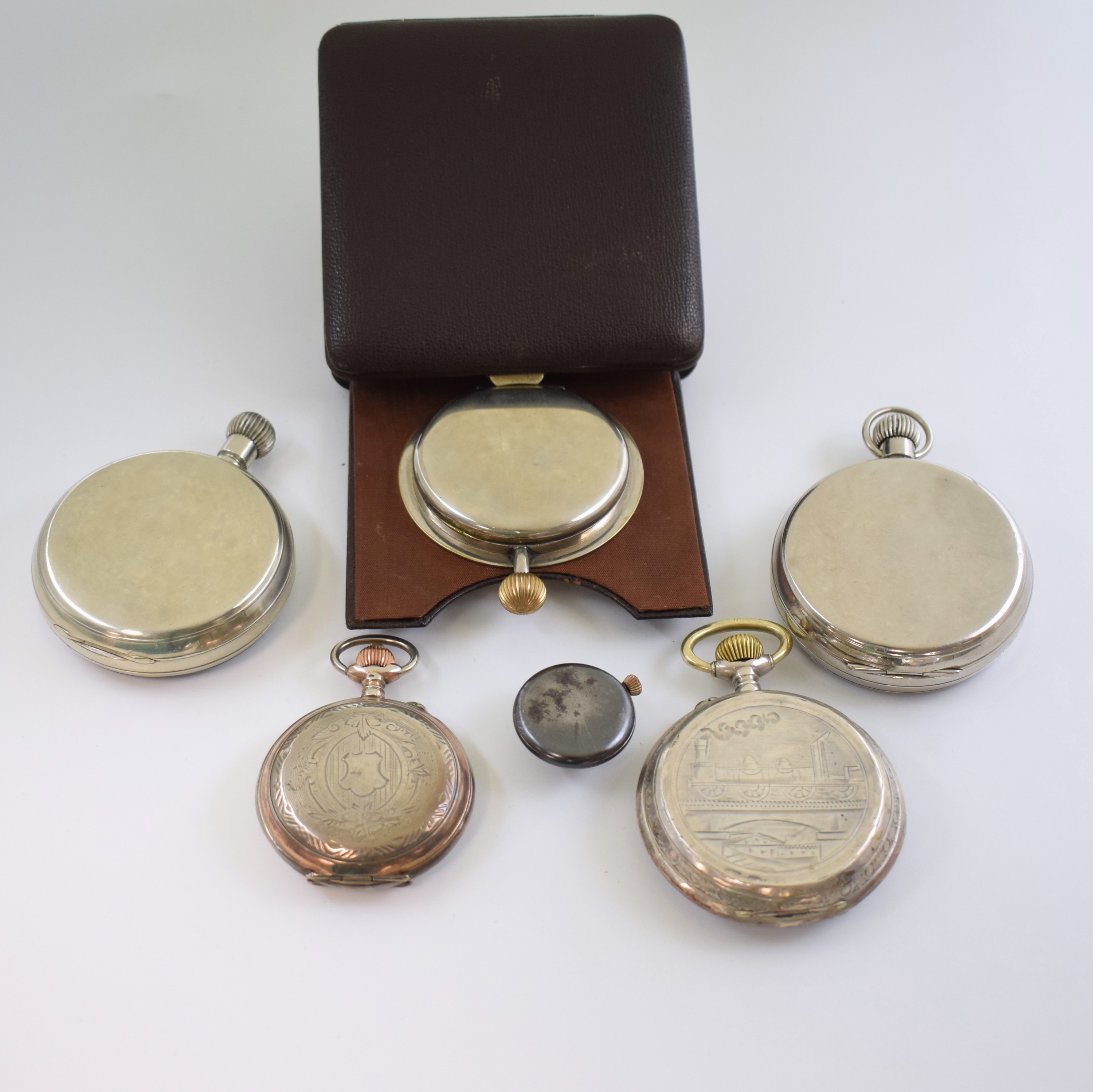 Detail c: 4 Taschenuhren, 1 Knopflochuhr und eine Reiseuhr im aufstellbaren Lederetui, Schweiz um 1910-1920, 1) 4 Taschenuhren in Silber, Gehäuse teils dell., ...