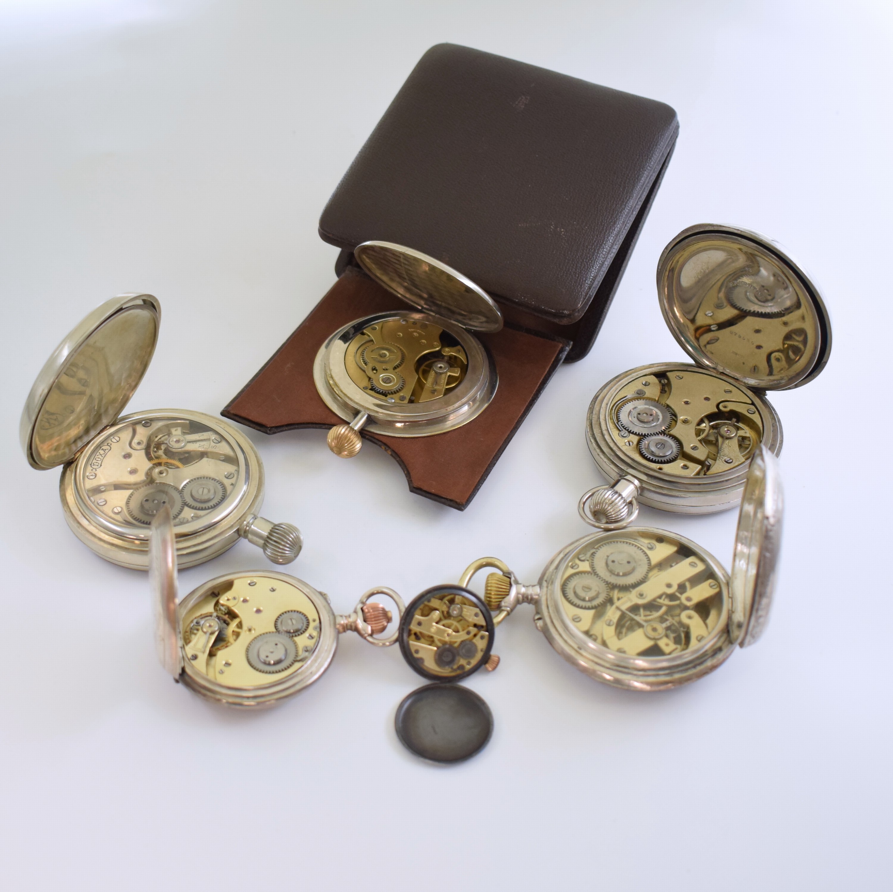 Detail d: 4 Taschenuhren, 1 Knopflochuhr und eine Reiseuhr im aufstellbaren Lederetui, Schweiz um 1910-1920, 1) 4 Taschenuhren in Silber, Gehäuse teils dell., ...