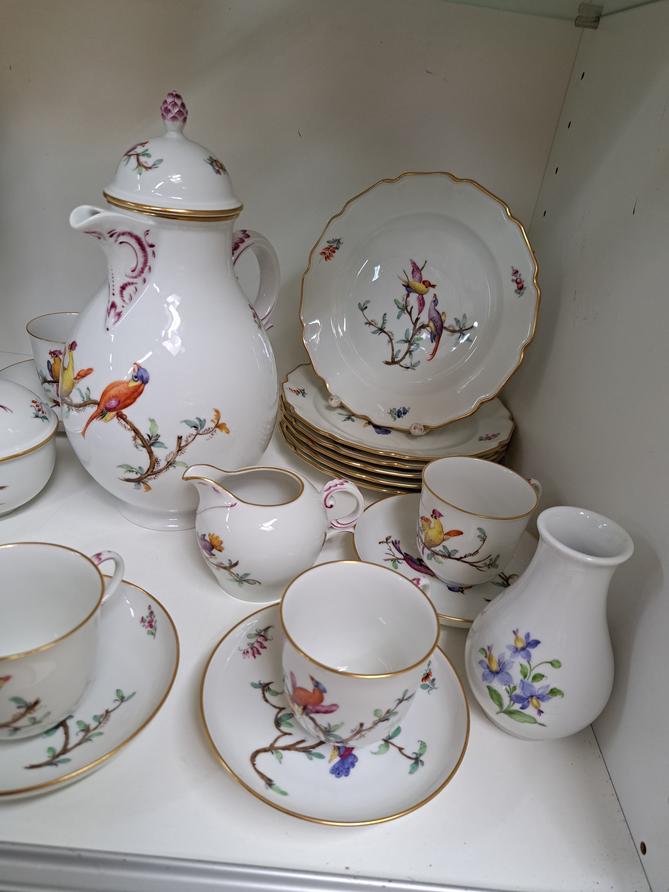 Detail a: Kaffeeservice, Nymphenburg, 20. Jh., Vogelmalerei, Goldstaffage, Kaffeekanne, Zuckerdose, Sahnegießer, sechs Gedecke