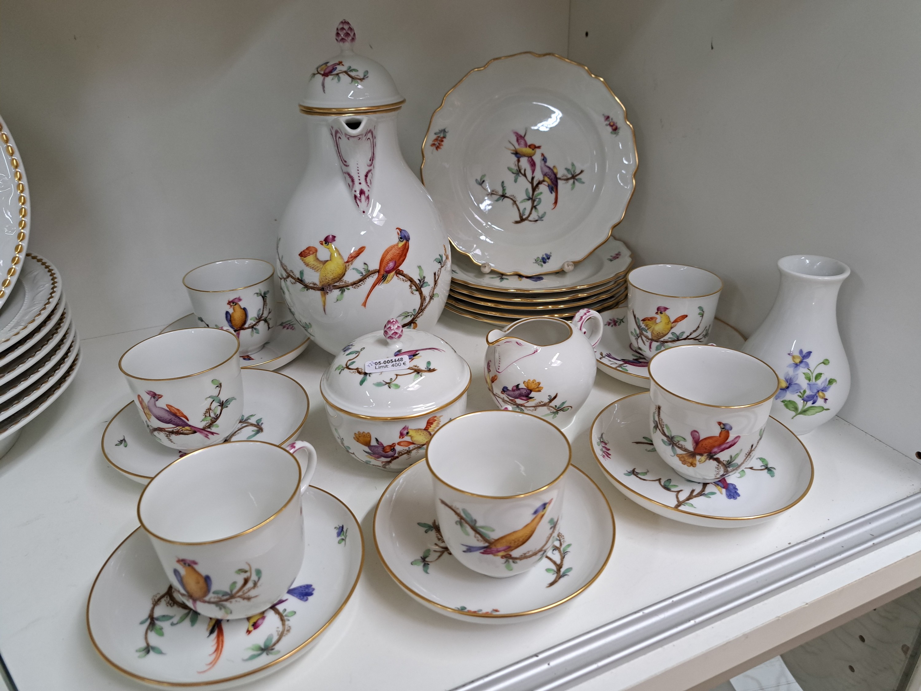 Detail b: Kaffeeservice, Nymphenburg, 20. Jh., Vogelmalerei, Goldstaffage, Kaffeekanne, Zuckerdose, Sahnegießer, sechs Gedecke