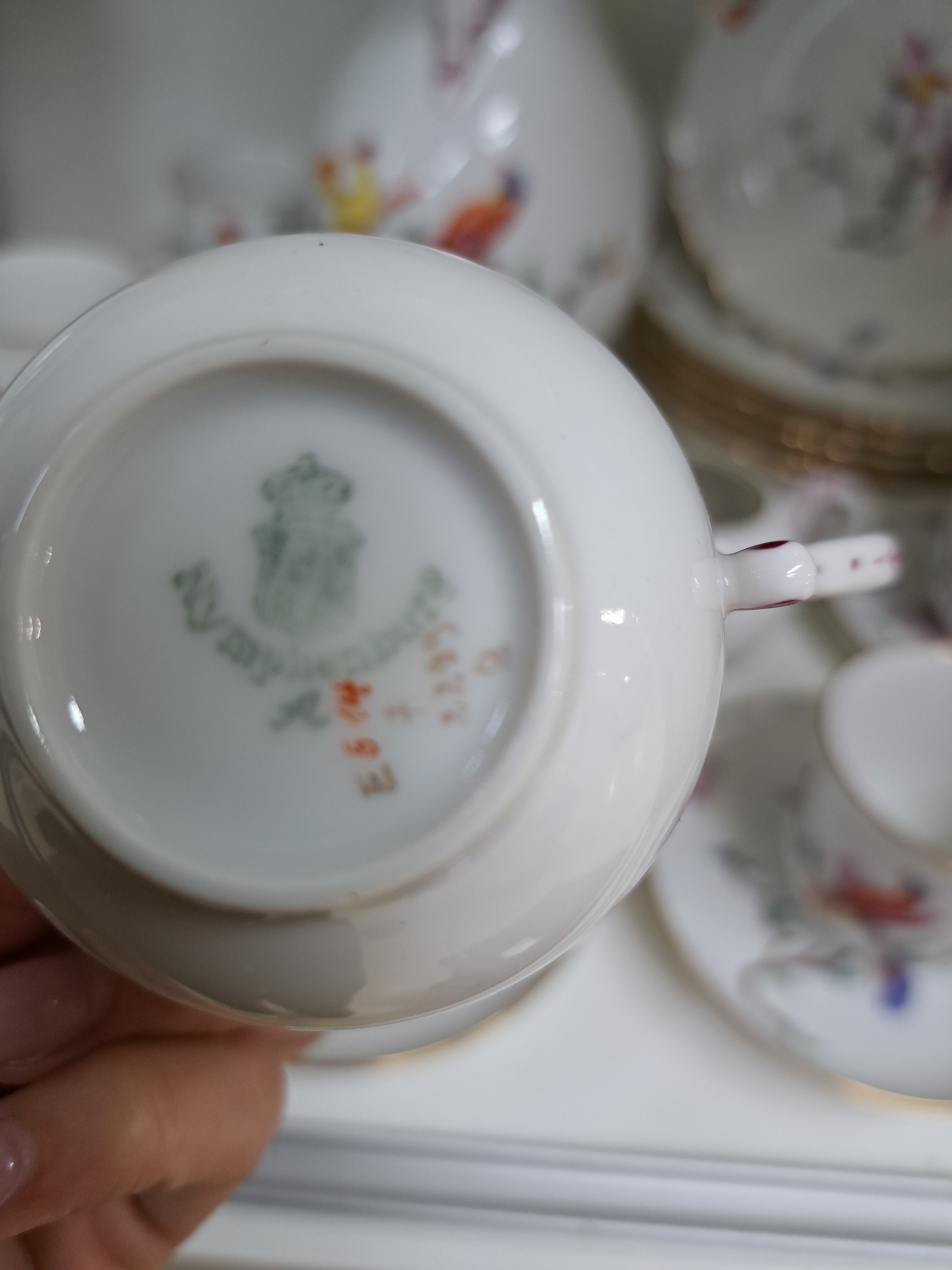 Detail c: Kaffeeservice, Nymphenburg, 20. Jh., Vogelmalerei, Goldstaffage, Kaffeekanne, Zuckerdose, Sahnegießer, sechs Gedecke