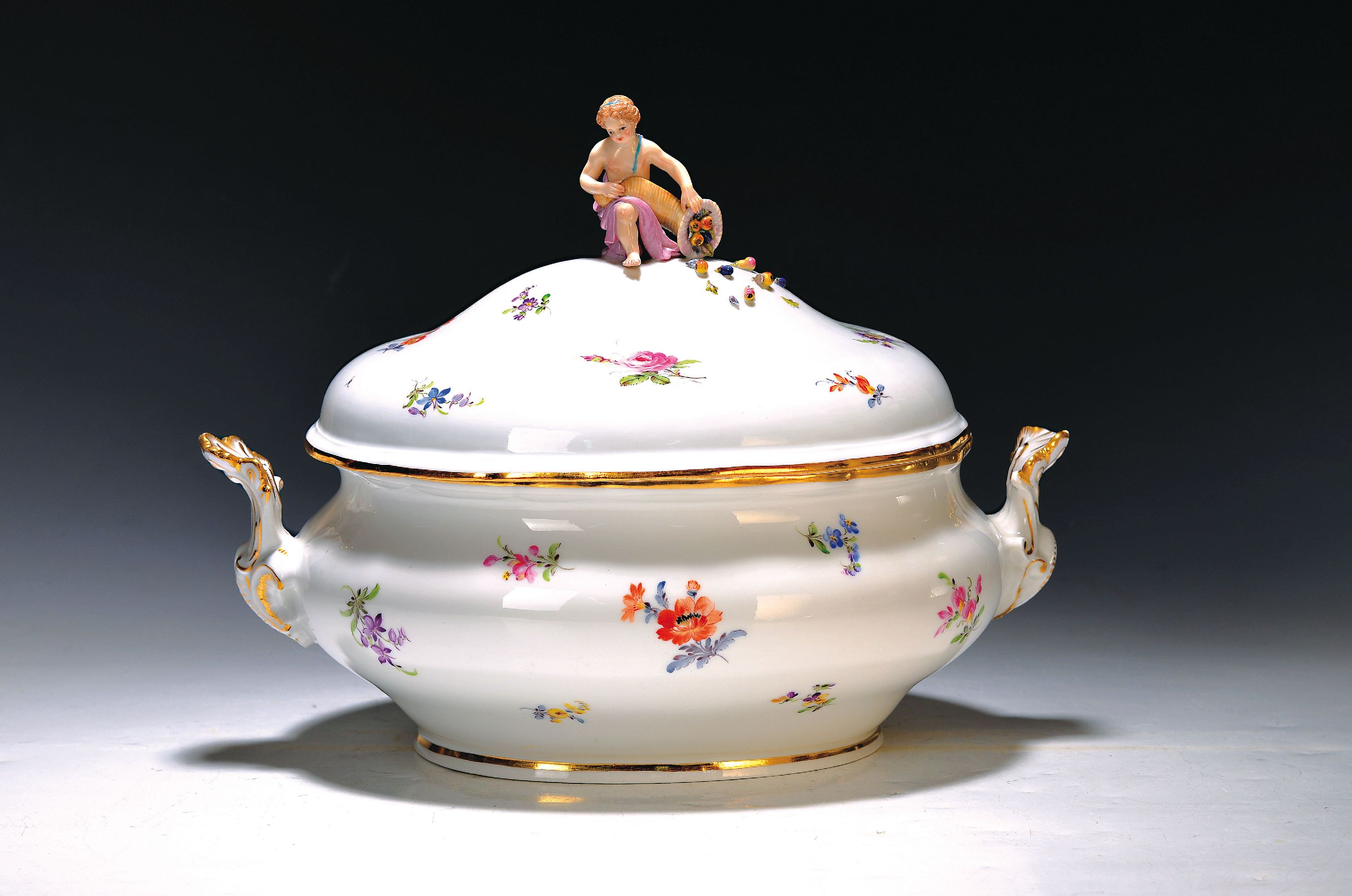 Detail a: Sieben Servierteile, Meissen, 19./20. Jh., Deckelterrine mit Figurenbekrönung, Porzellan, gestreute Blümchen, Goldstaffage, Bekrönung mit ...