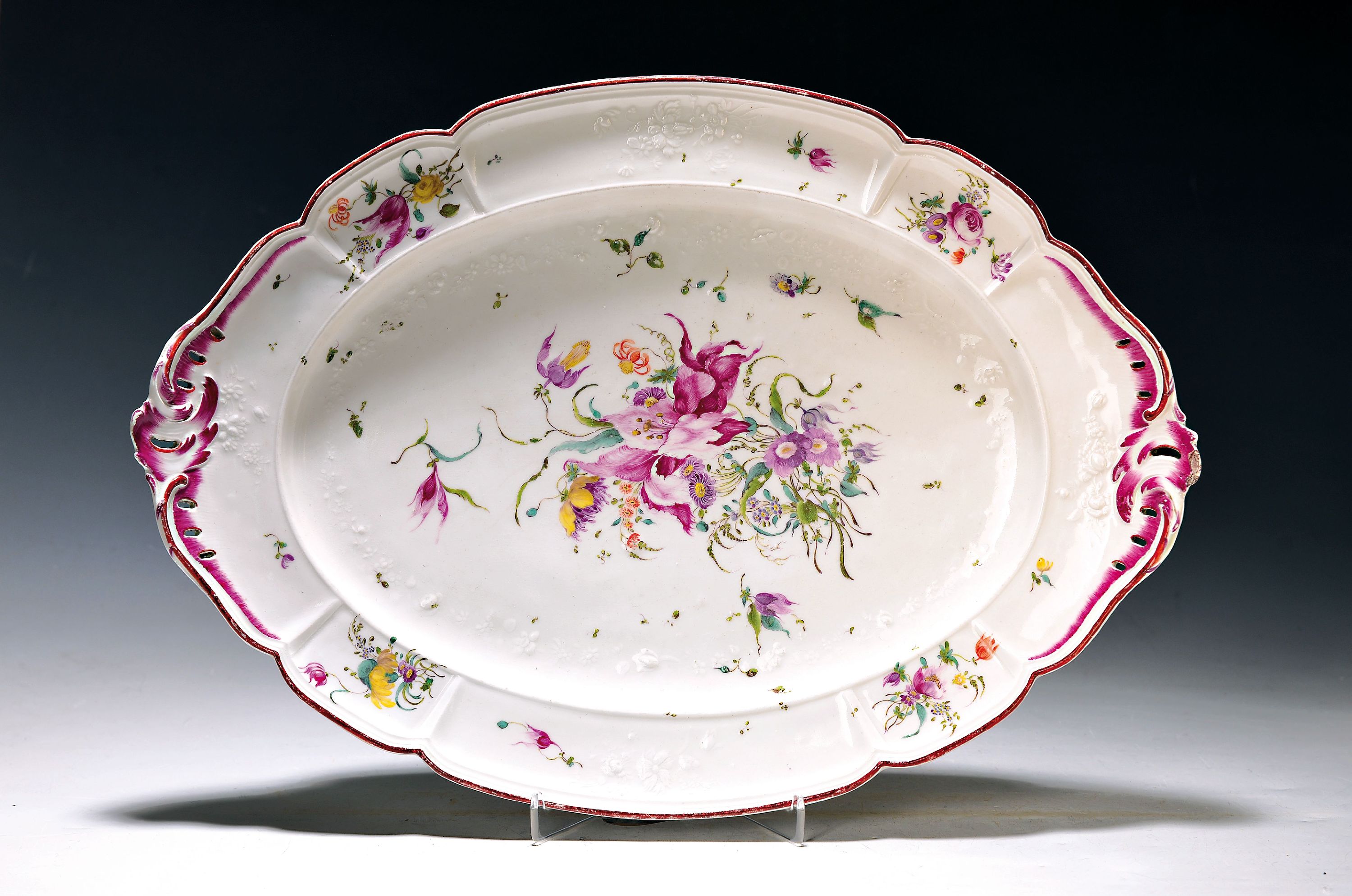Ovale Platte, Frankenthal, 1756-59, Porzellan, leicht reliefierte Blumenborde auf Fahne und Spiegeleinfassung, brauner Rand, an den Seiten bestoßen, ...