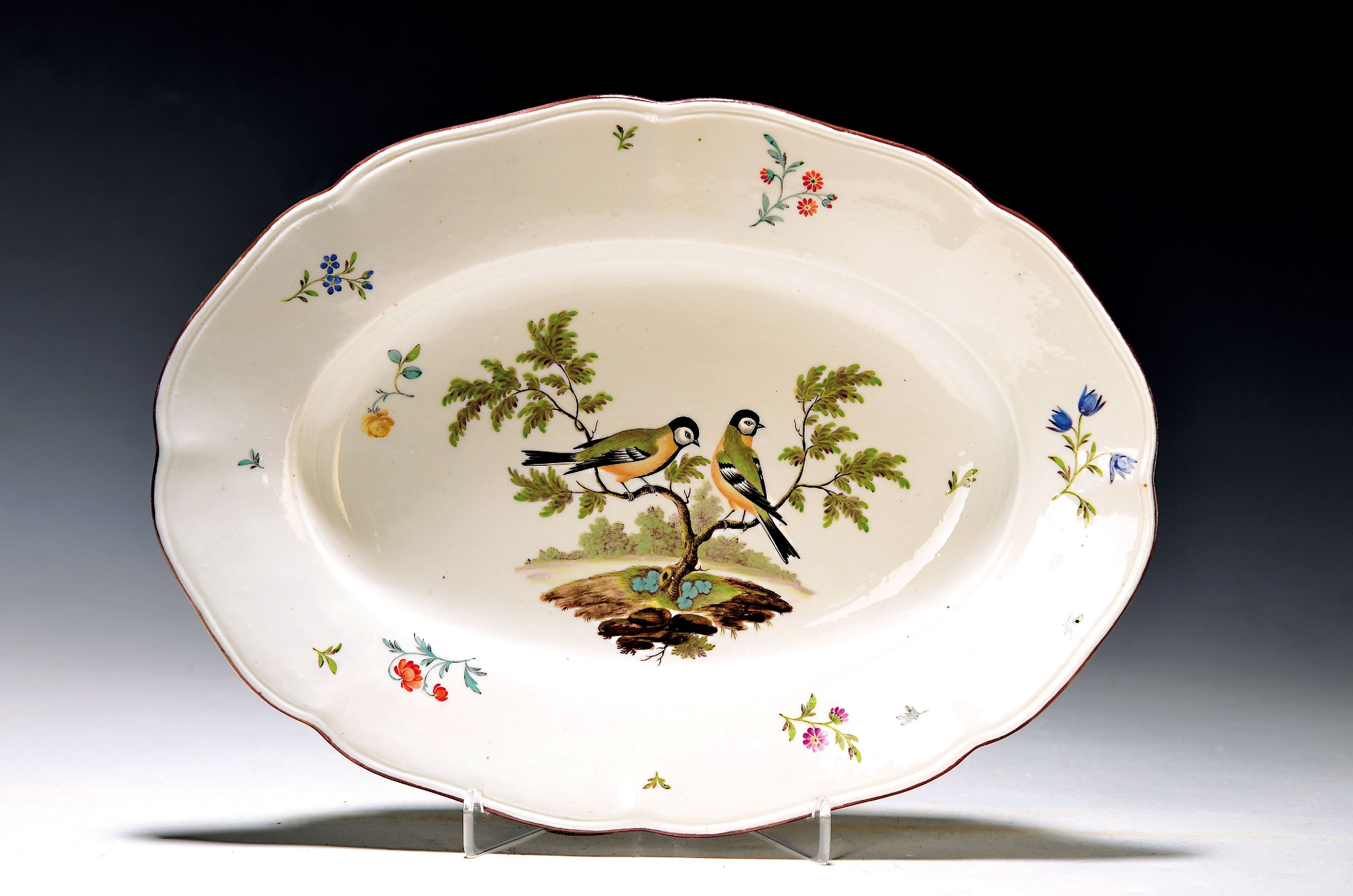 Ovale Platte Frankenthal, datiert 1777, feine Vogelmalerei auf Ast sitzend, gestreute Blümchen, brauner Rand, 28x21.5cm