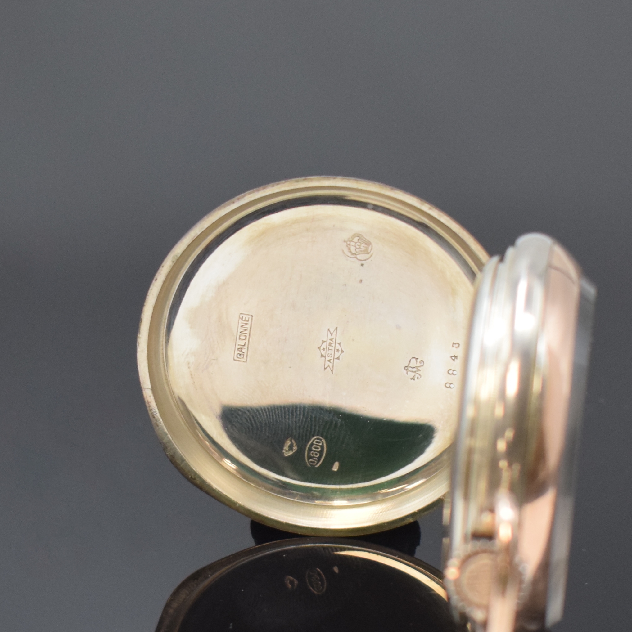 Detail b: ASTRA offene Silbertaschenuhr mit 1/4 Stunden-Repetition, Schweiz um 1910, guill. Rückdeckel m. Monogrammspiegel, Silbercuvette, Emailzifferbl. m. ...