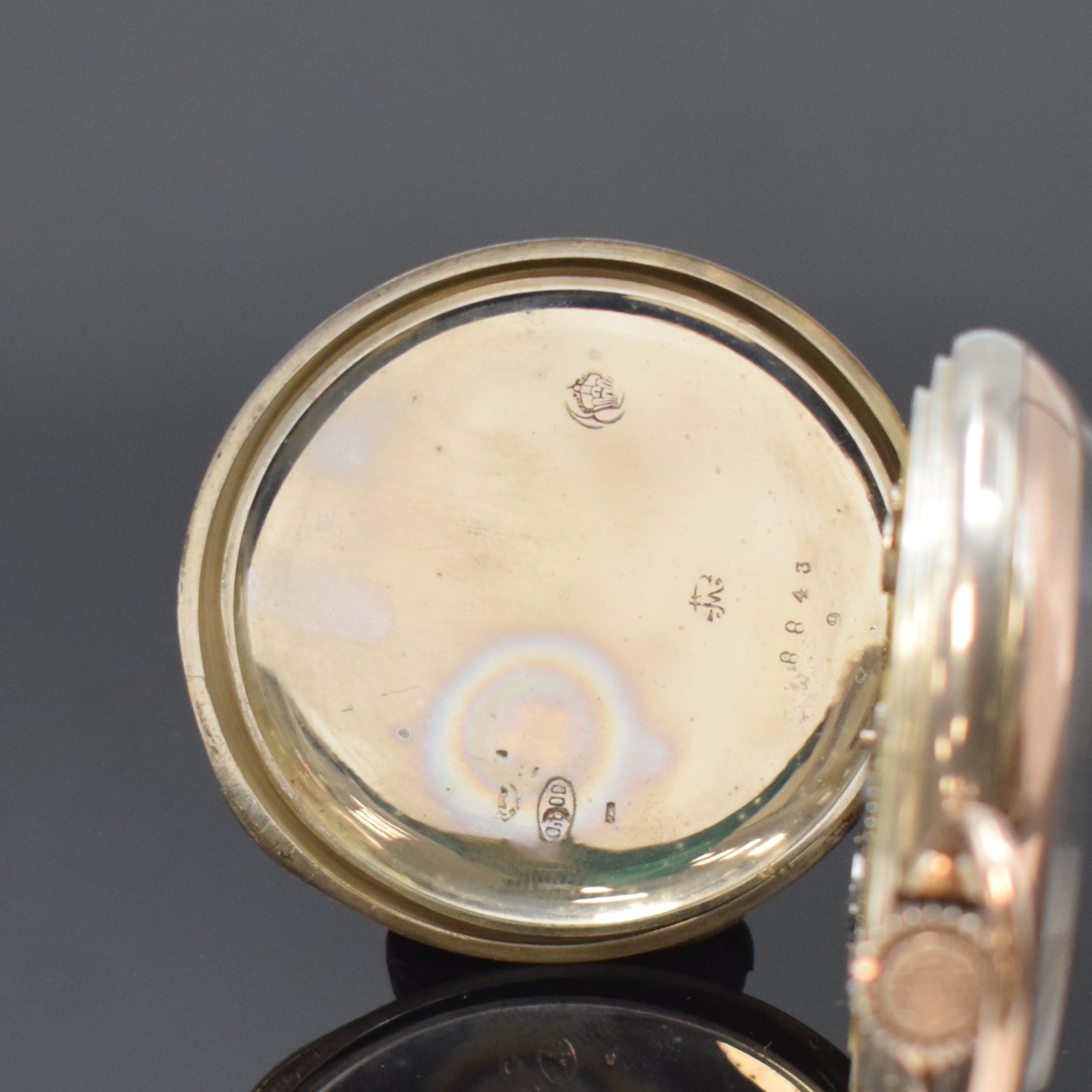 Detail d: ASTRA offene Silbertaschenuhr mit 1/4 Stunden-Repetition, Schweiz um 1910, guill. Rückdeckel m. Monogrammspiegel, Silbercuvette, Emailzifferbl. m. ...