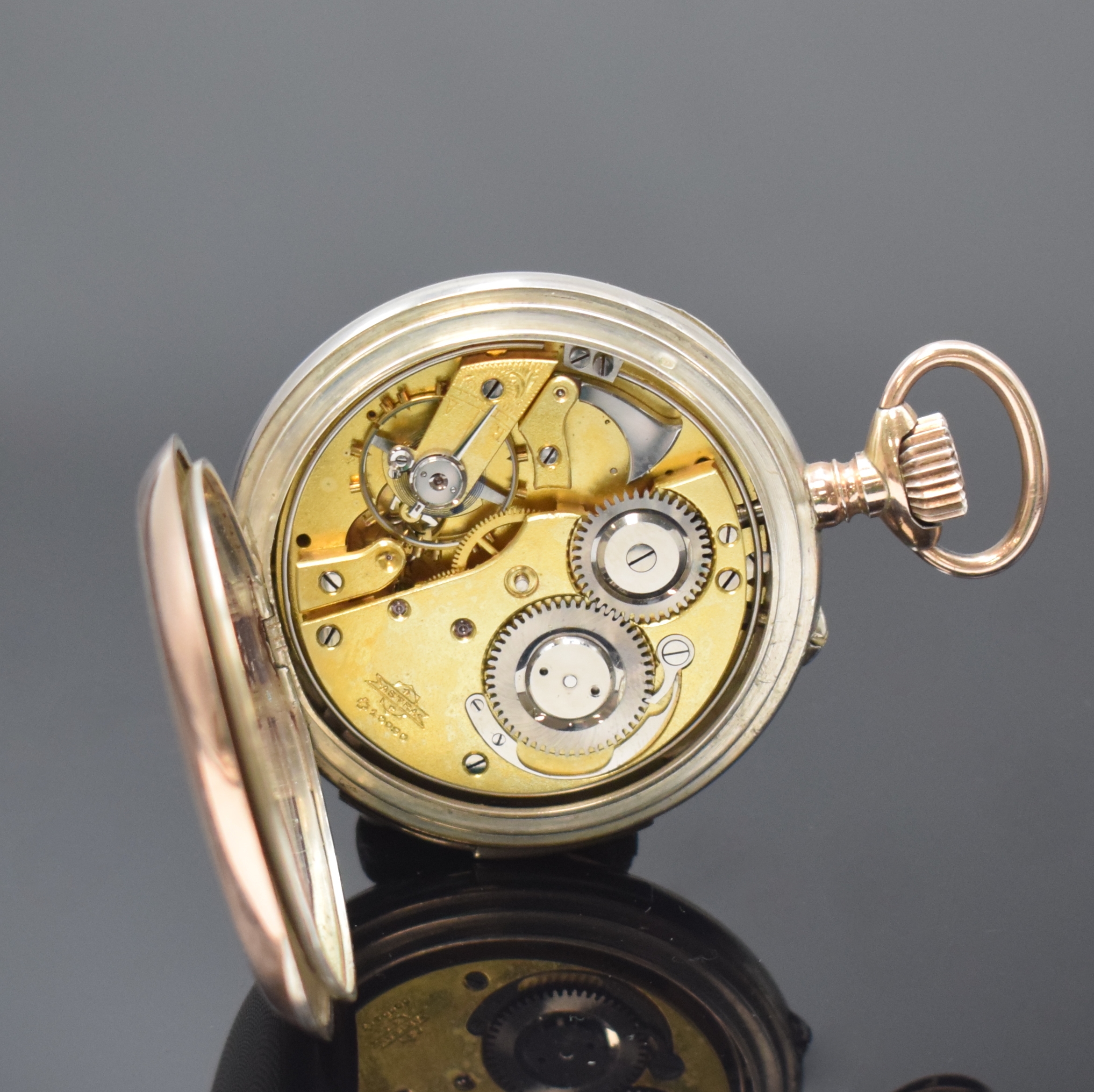 Detail e: ASTRA offene Silbertaschenuhr mit 1/4 Stunden-Repetition, Schweiz um 1910, guill. Rückdeckel m. Monogrammspiegel, Silbercuvette, Emailzifferbl. m. ...