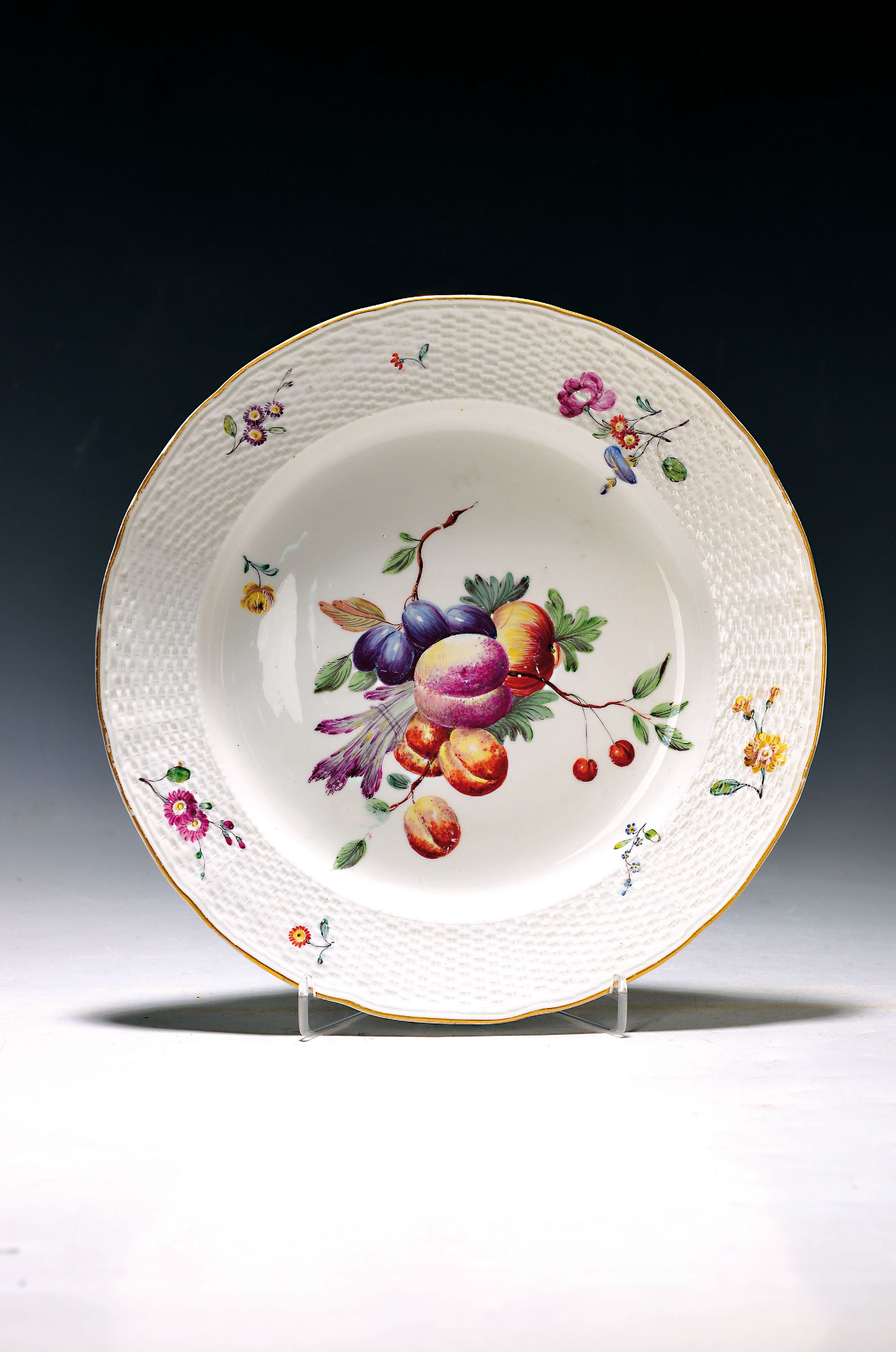 Teller, Frankenthal, 1762-1770, CT-Marke mit AB, große Früchtemalerei, Korbrand, Fahne mit Blumenstaffage, Goldrand, am rückseitigen Standring l. ...