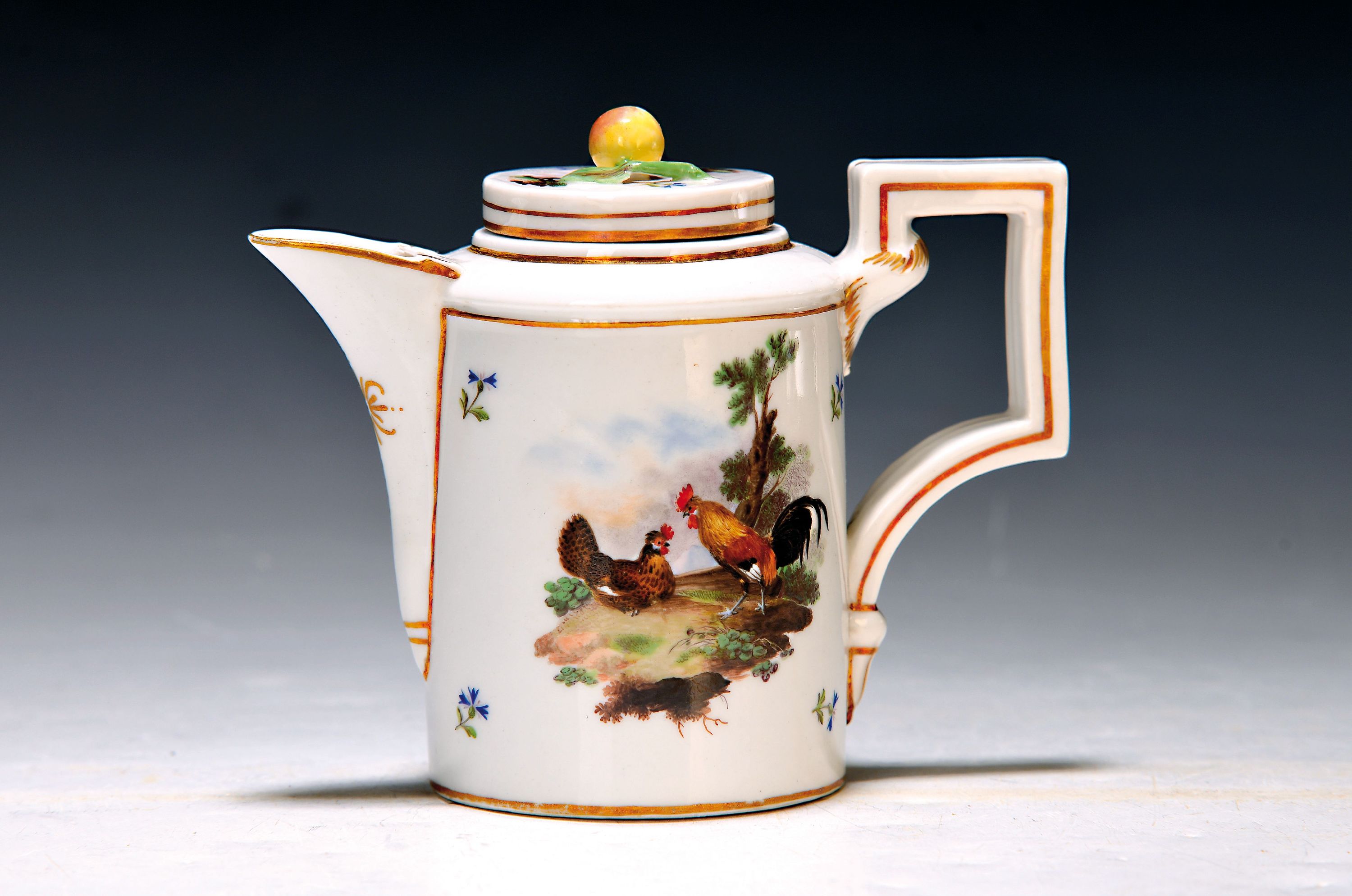 Milchkännchen mit Deckel, Frankenthal, um 1765, CT-Marke, beidseitige Hühnerbemalung, Deckel mit Obstbekrönung, eckiger Henkel, Goldstaffage, ...