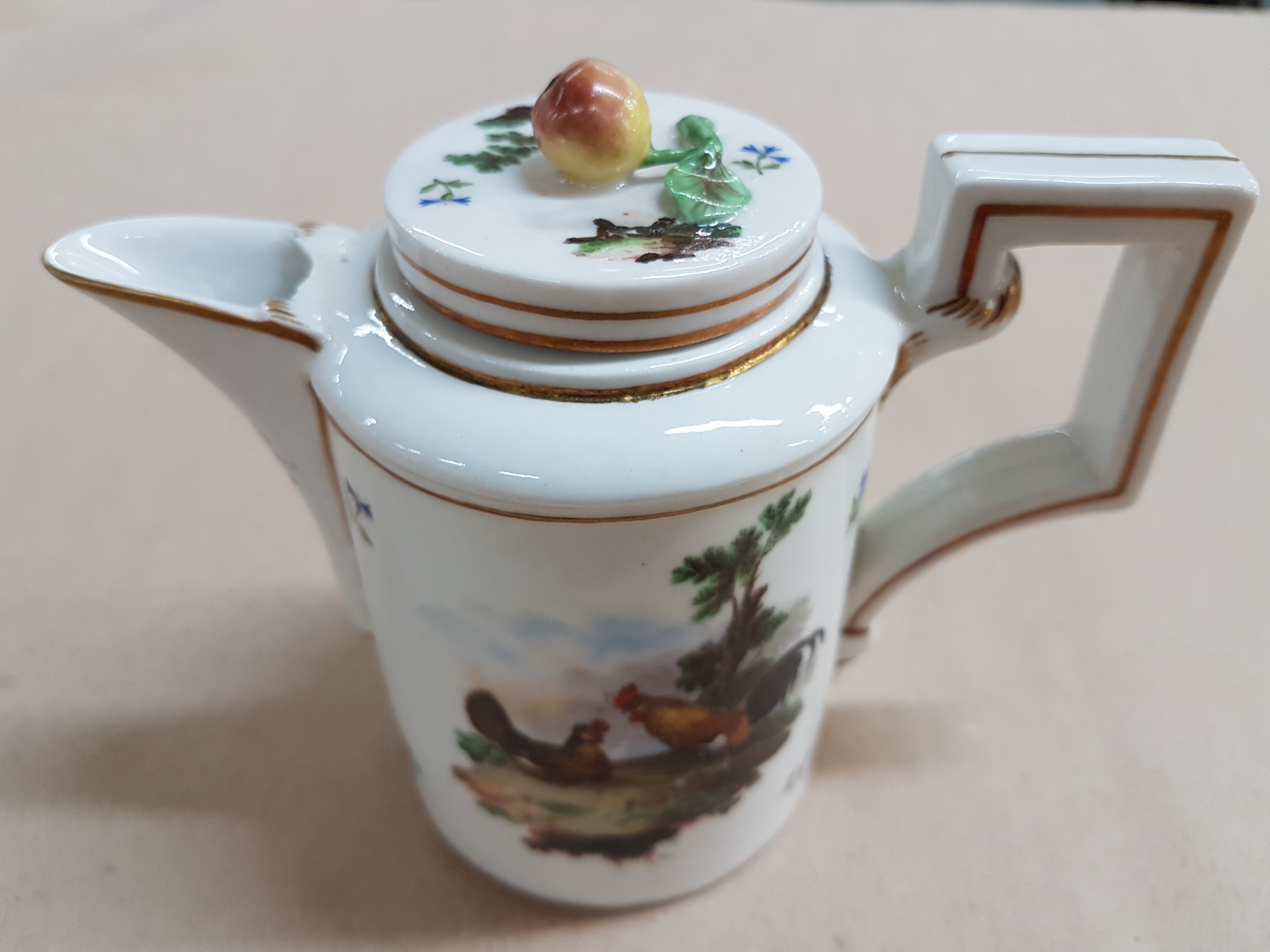 Detail a: Milchkännchen mit Deckel, Frankenthal, um 1765, CT-Marke, beidseitige Hühnerbemalung, Deckel mit Obstbekrönung, eckiger Henkel, Goldstaffage, ...