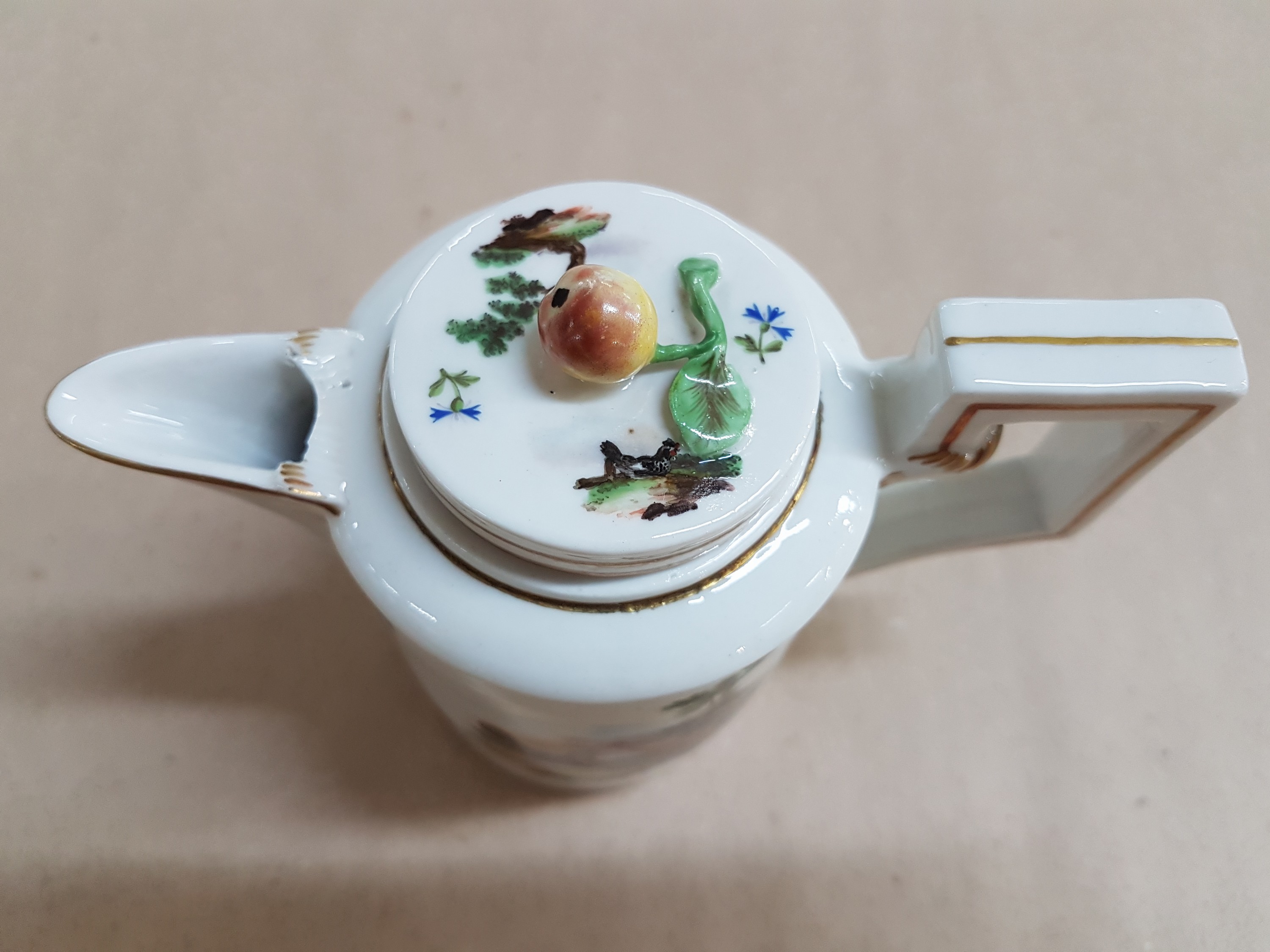 Detail c: Milchkännchen mit Deckel, Frankenthal, um 1765, CT-Marke, beidseitige Hühnerbemalung, Deckel mit Obstbekrönung, eckiger Henkel, Goldstaffage, ...