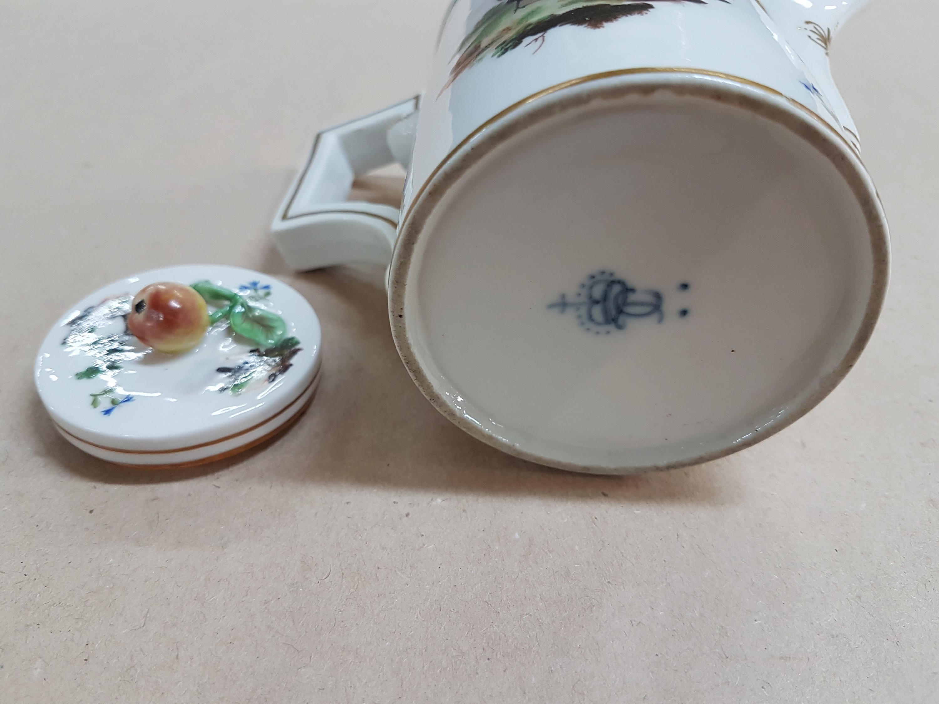 Detail i: Milchkännchen mit Deckel, Frankenthal, um 1765, CT-Marke, beidseitige Hühnerbemalung, Deckel mit Obstbekrönung, eckiger Henkel, Goldstaffage, ...