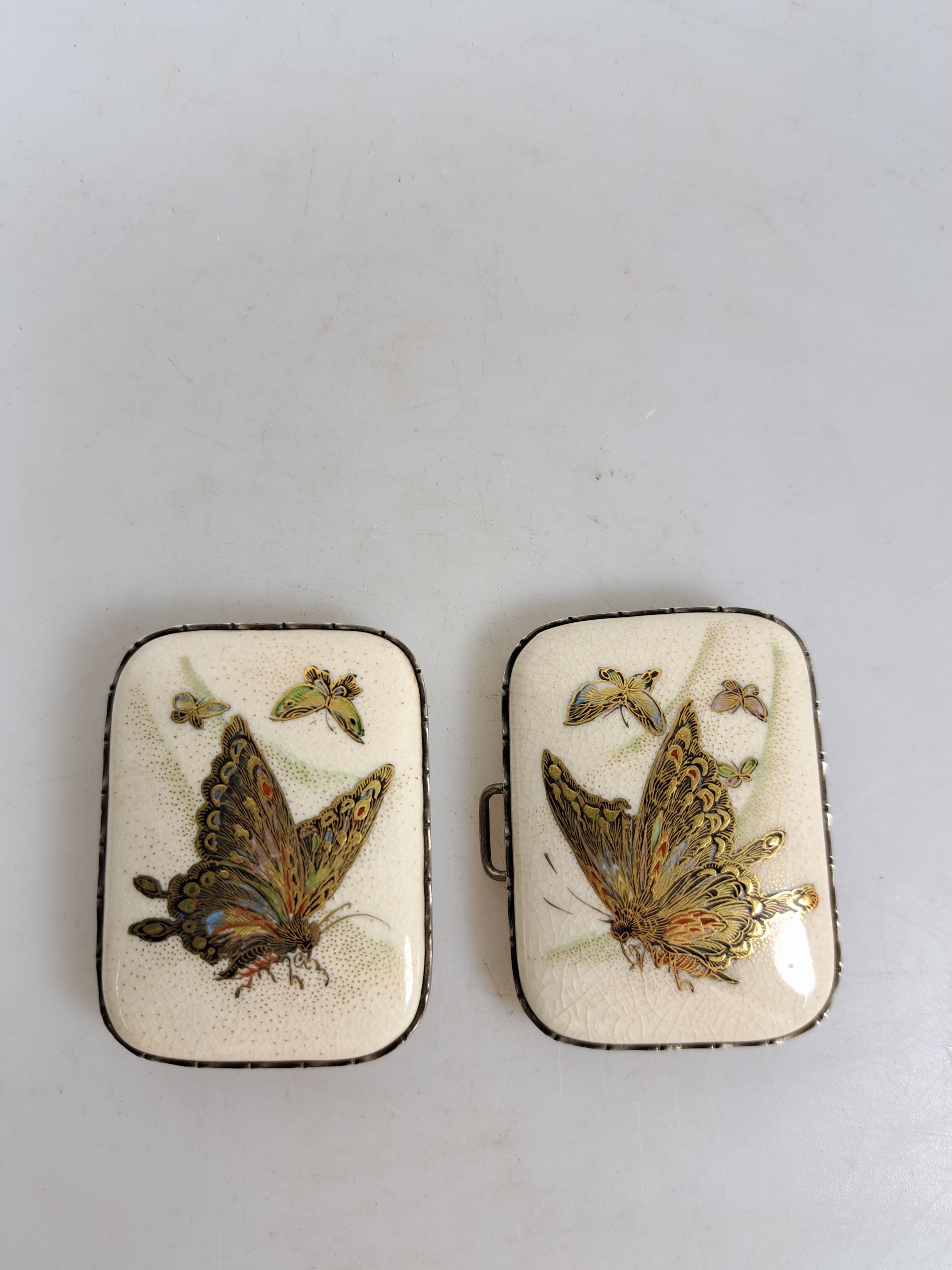 Detail a: Gürtelschließe, Japan, 1920er Jahre, Satsuma, Silbermontur, Porzellaneinlagen fein bunt bemalt im Goldbrokatstil, Schmetterlingsmotiv, 2-teilig je ...