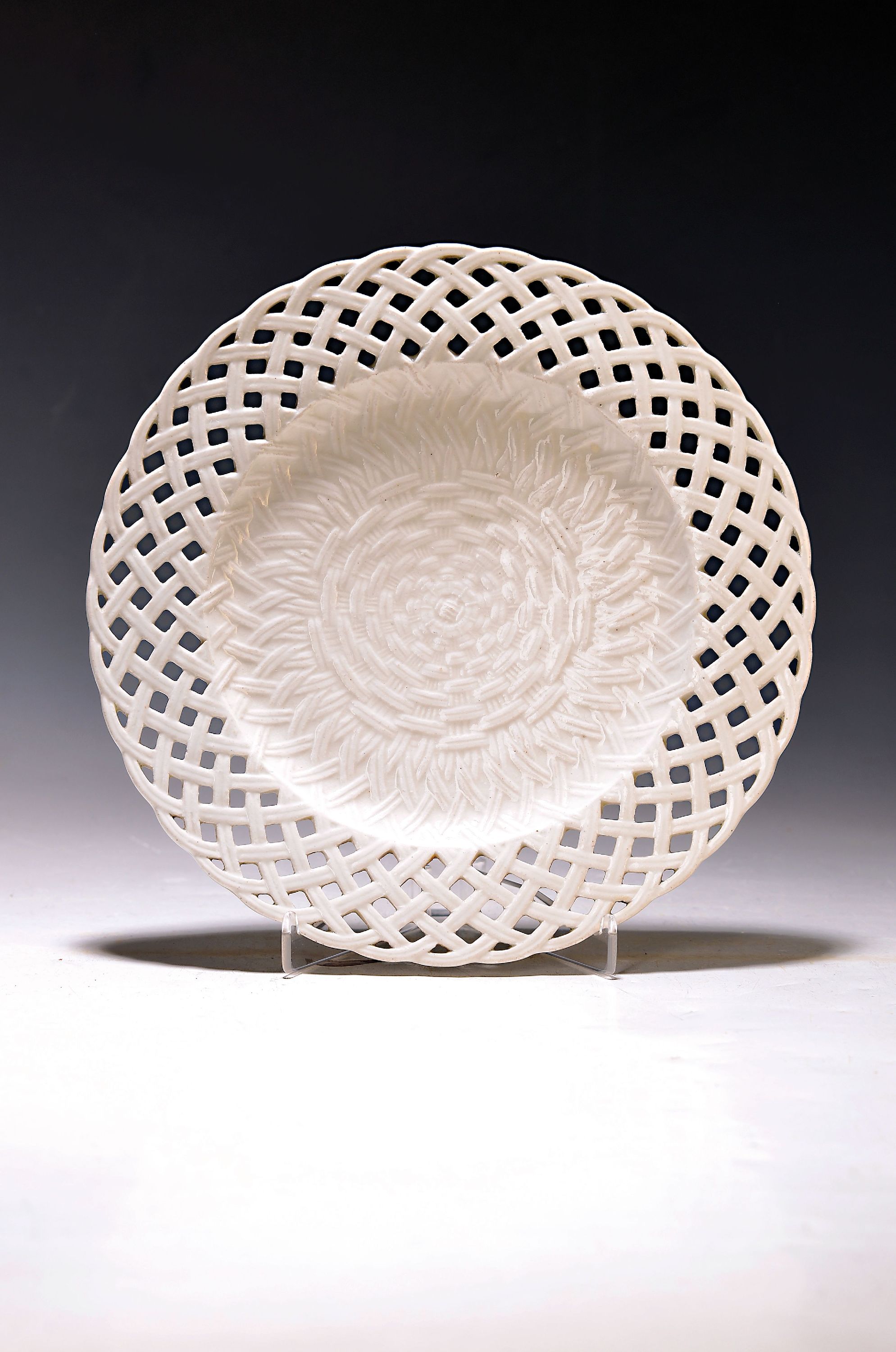 Teller, Frankenthal, weiß, dat. 1772, weiß, Korbrelief, Fahne mit Durchbrucharbeit, CT-Marke, D. ca. 23 cm