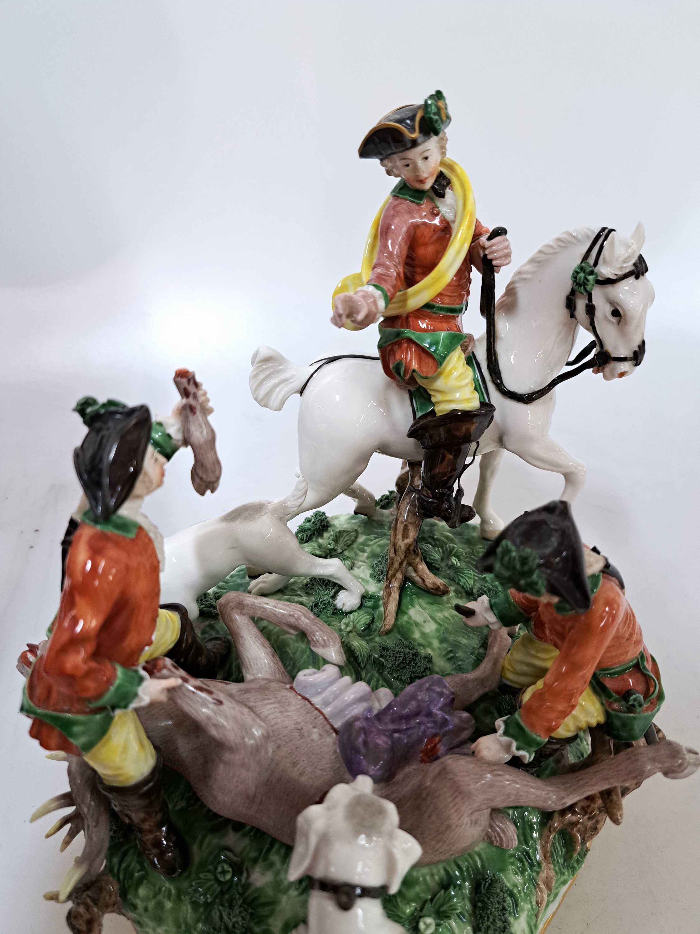 Detail e: Jagdgruppe, Nymphenburg, nach Frankenthaler Vorbild, Entwurf Franz Anton Bustelli, "Rote Jagd", um 1900, drei Jäger mit erlegtem Hirsch ...