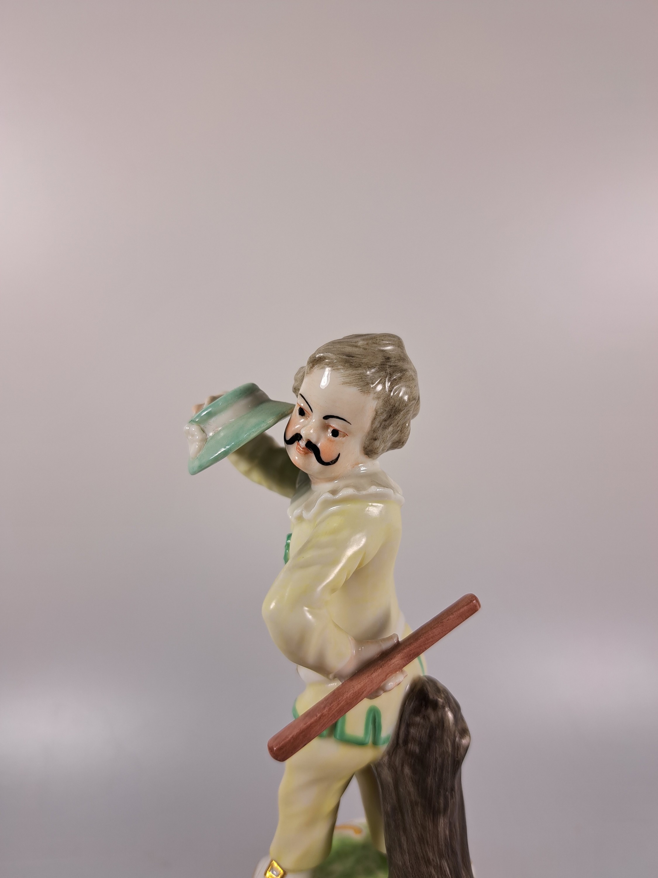 Detail f: Kleine Dame und kleiner Kavalier, Nymphenburg nach Frankenthaler Vorbild, 20. Jh., Entwurf Konrad Link, Ausformung 1978 und 1984 je zum ...