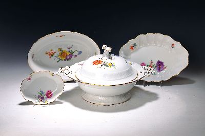 Image 26910439 - Vier Servierteile, Meissen, 20. Jh., Deckelschüssel, ovale Schale L. 27cm, ovale ...