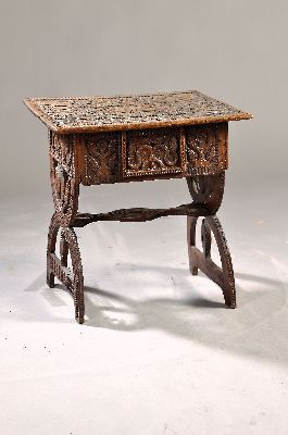 Image Beistelltisch, süddeutsch, um 1890-1900, allseitig mit Flachschnitzereien von ...