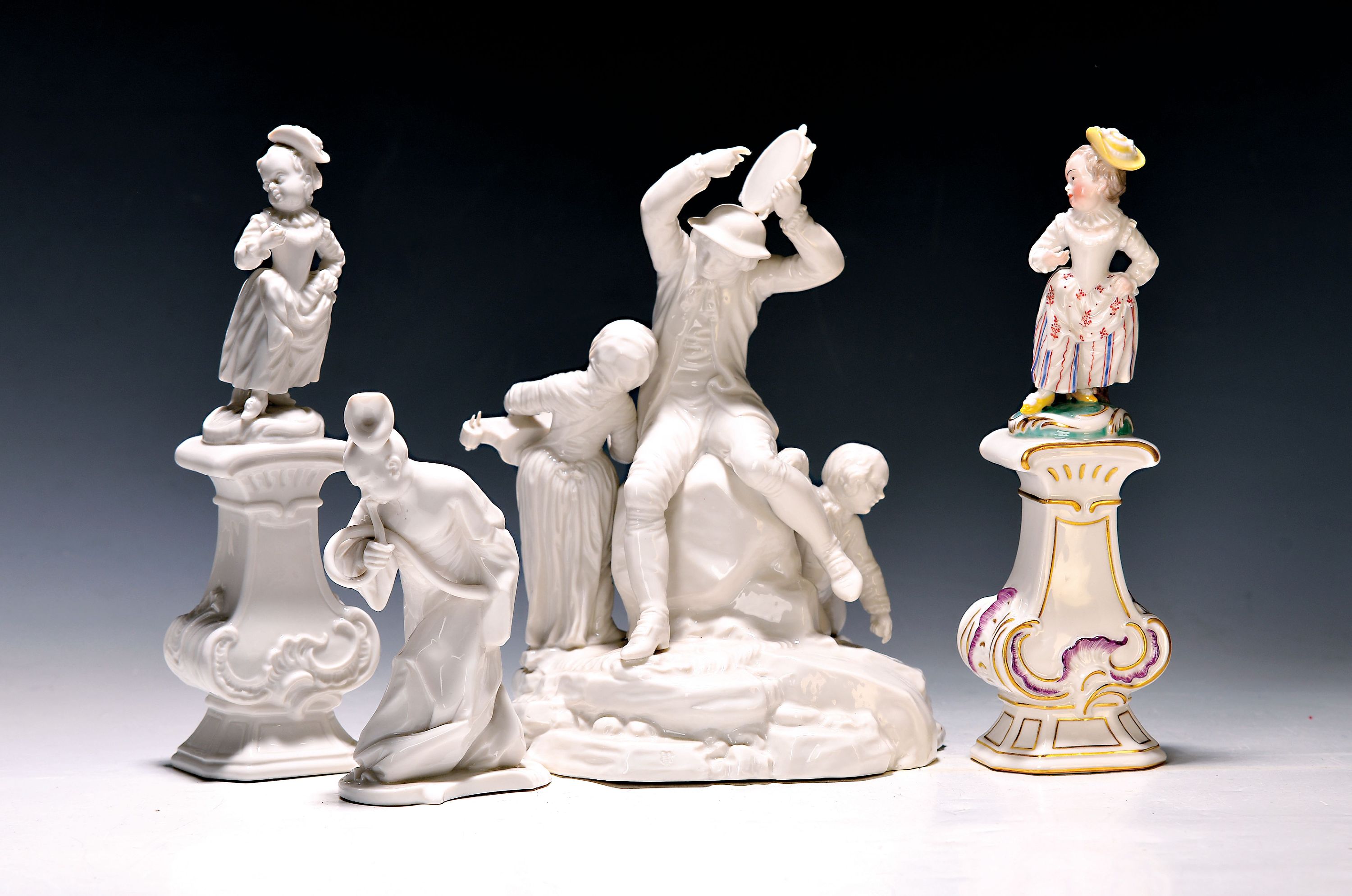 Vier Porzellanfiguren, Nymphenburg, 20. Jh., zweimal kl. Dame, einmal bemalt, H. 22 cm, Musikantengruppe H. 22 cm, Chinese mit Horn, H. 14 cm, weiß, ...